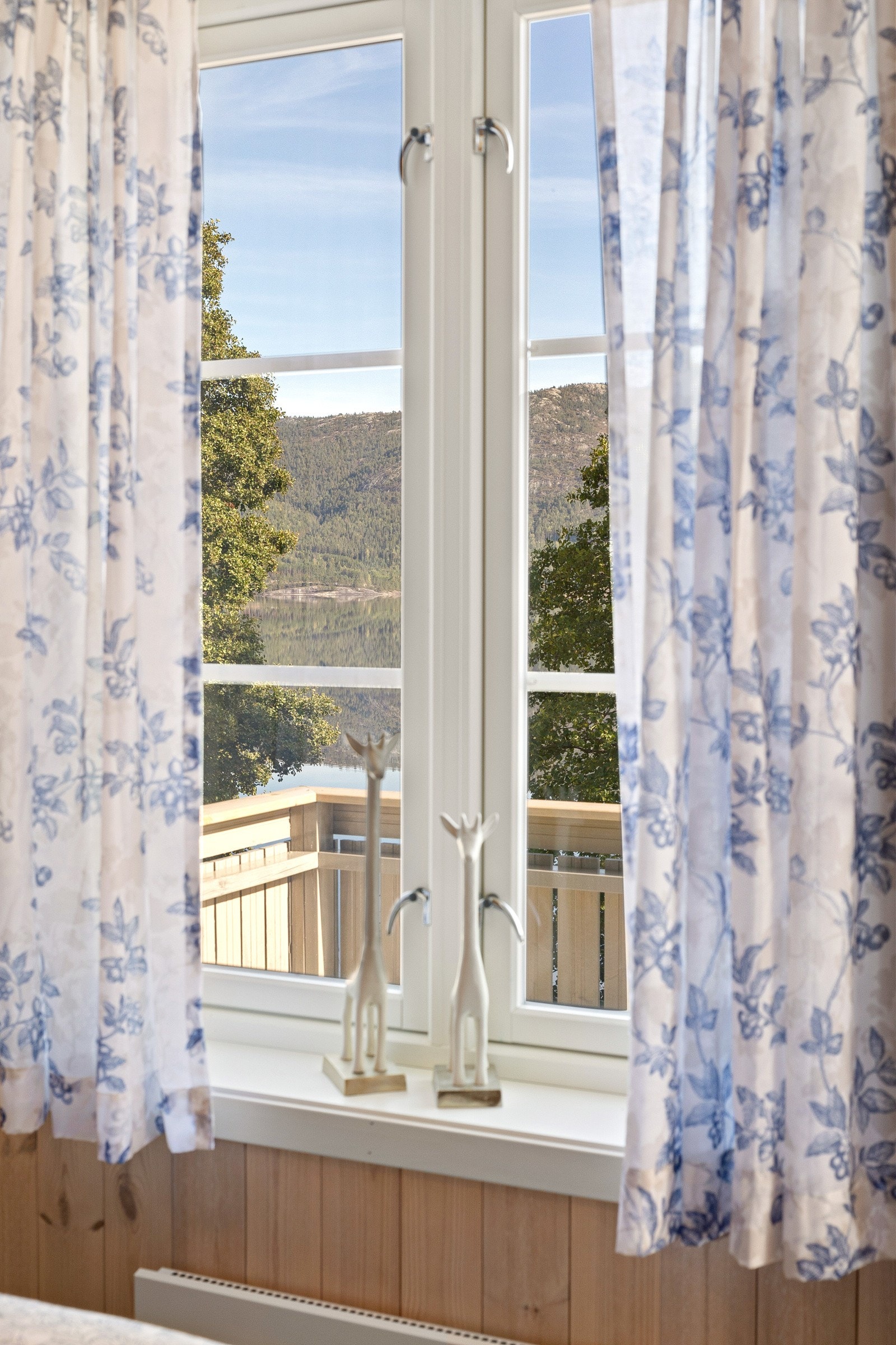 Rommet er lyst takket være gode lysforhold fra vinduer som fanger dagslyset effektivt. Galleribilde