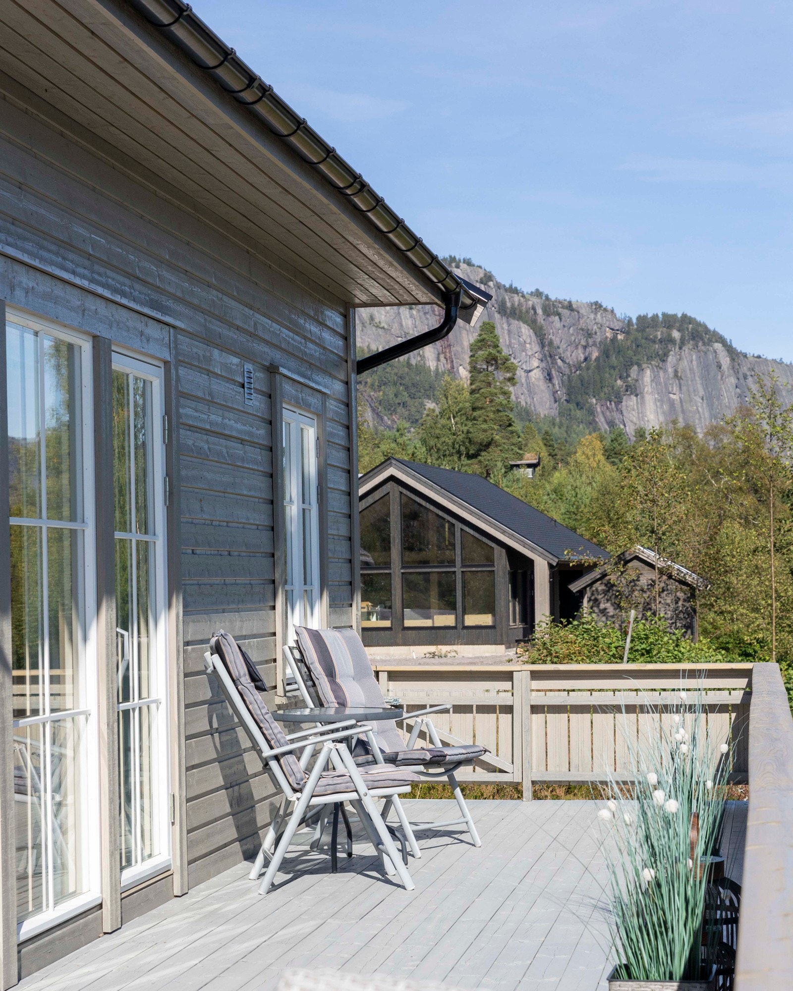 ? Fra terrassen kan du nyte en spektakulær panoramautsikt over innsjøen Nisser og de omkringliggende fjellene. Galleribilde