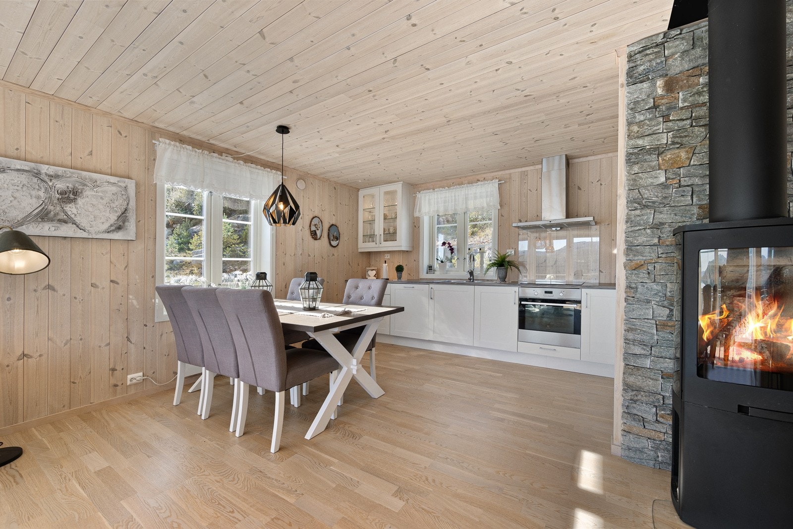 Kjøkkenet er stilrent og funksjonelt, levert av Strai og installert i 2016. Galleribilde