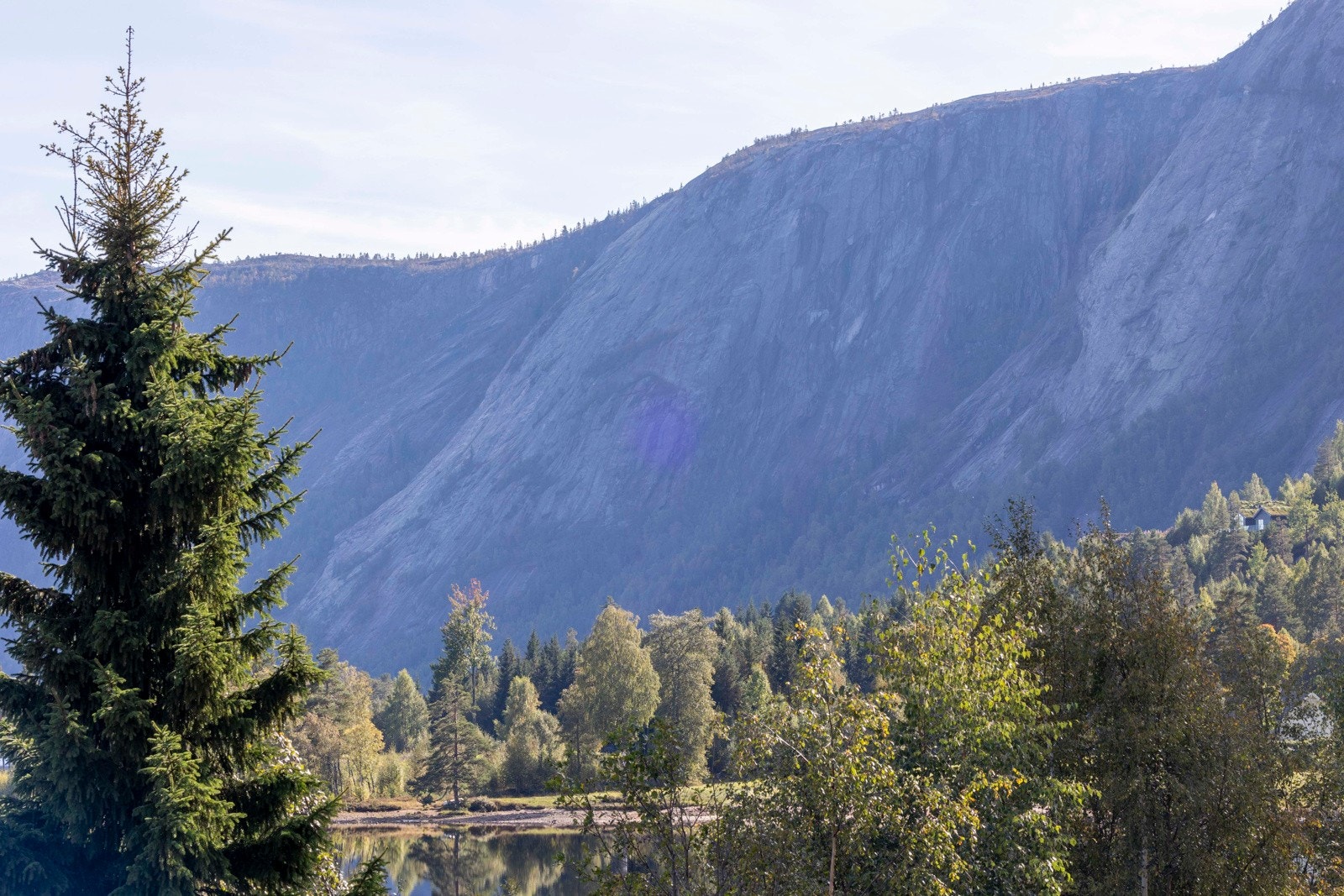 Det finnes mange flotte turer i nærområdet til både Langfjell og Kronfjell (800 m.o.h), samt Skuggenatten (700 m.o.h), hvor du kommer helt opp på snaufjellet med en helt fantastisk utsikt over Treungen, Nisser og fjellene rundt. Galleribilde