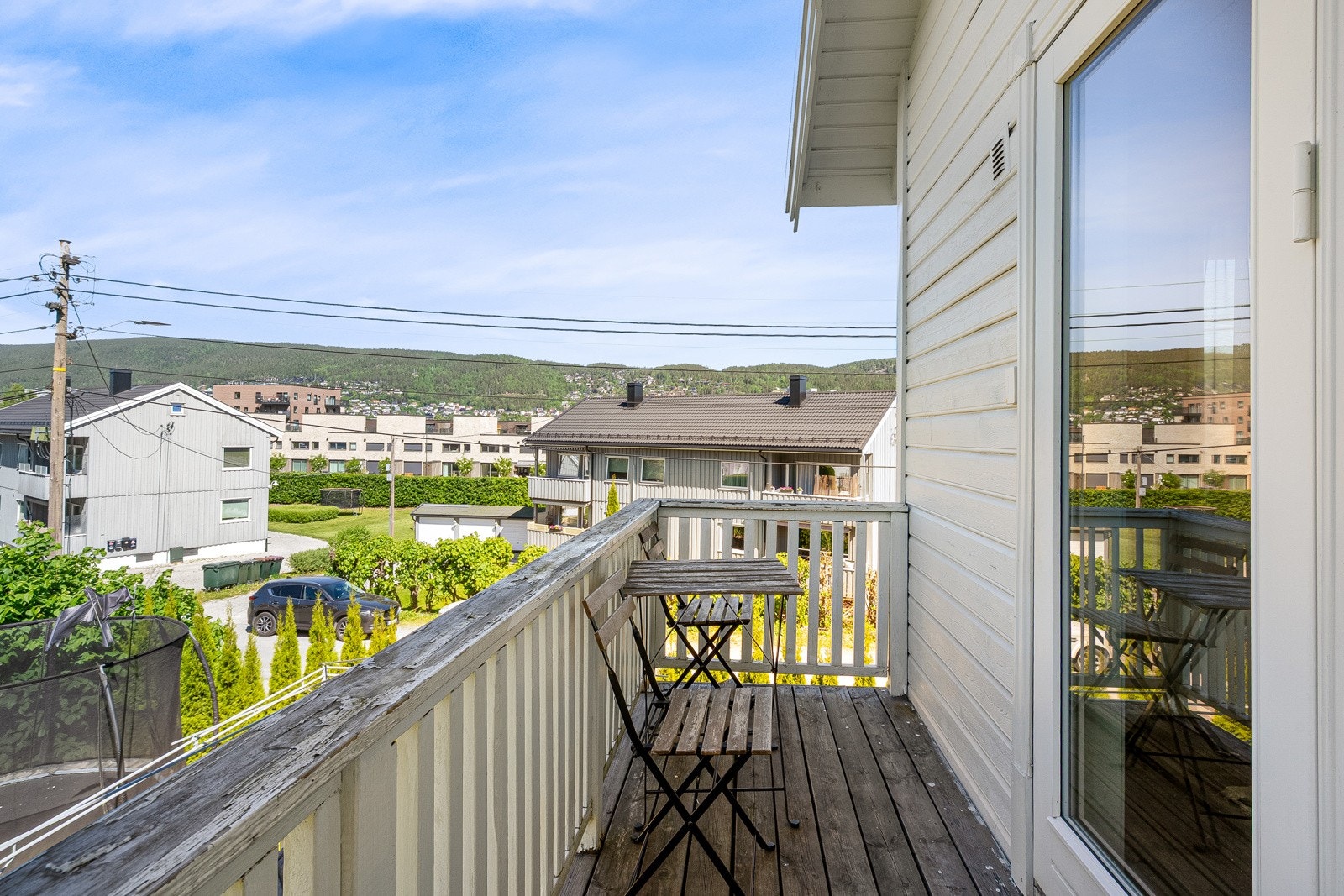 I andre etasje finner du en koselig terrasse på 4 kvm, ideell for morgenkaffen eller et lite cafémøblement. Galleribilde