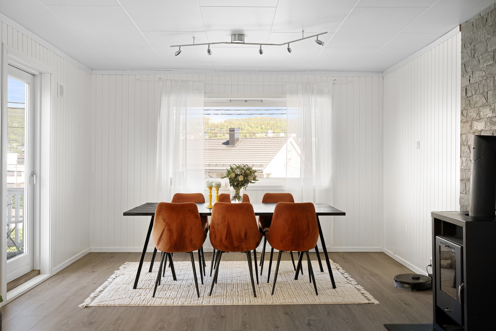 Store vindusflater slipper inn rikelig med dagslys og skaper en luftig og behagelig atmosfære. Galleribilde