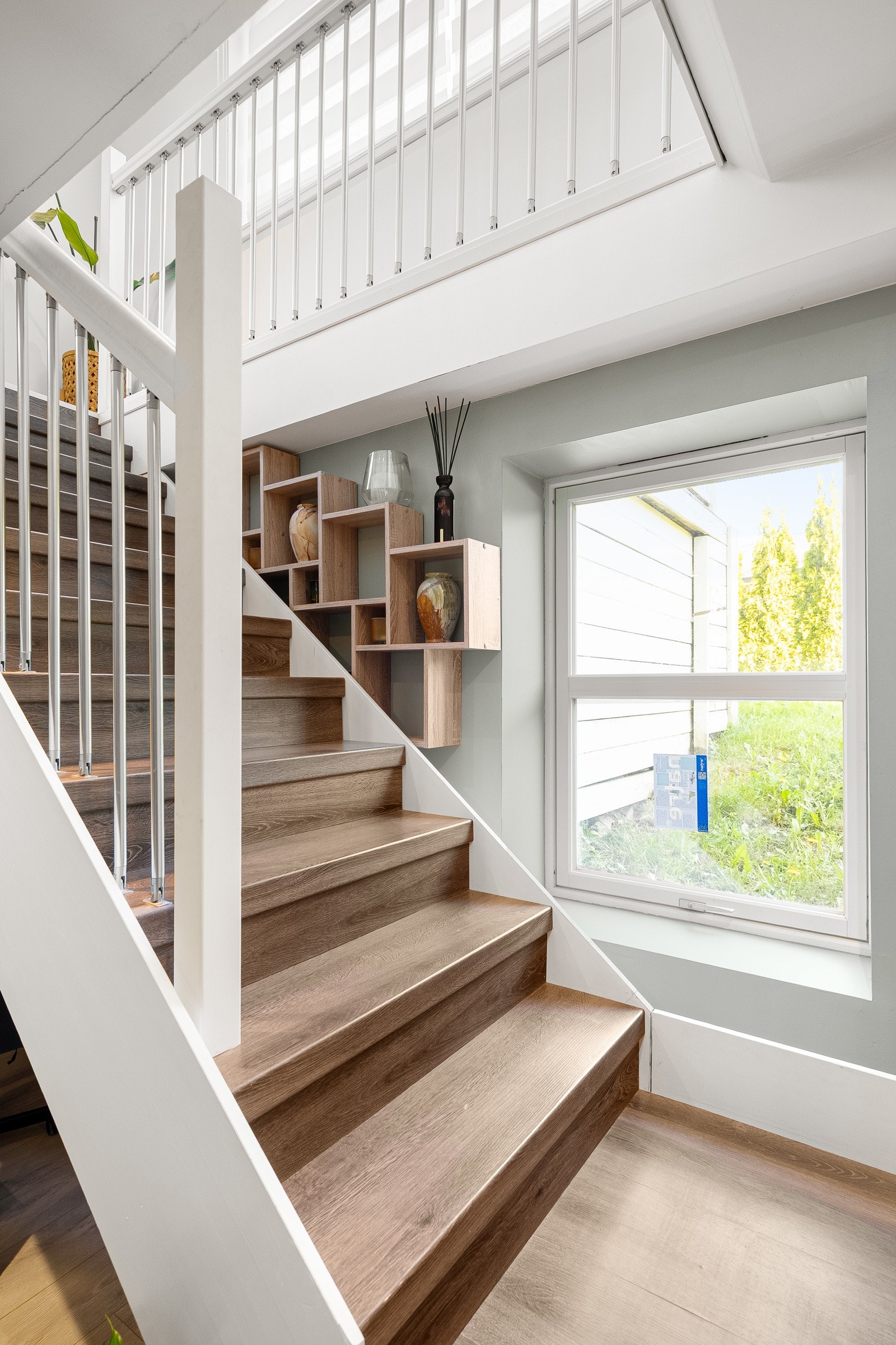 En pen trapp leder ned i en romslig kjellerstue. Galleribilde