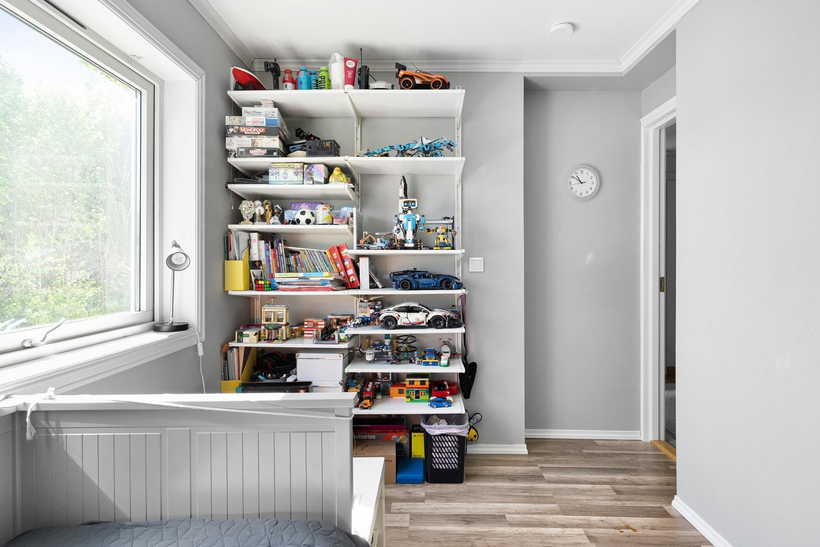 Med hele 3 soverom har man god fleksibilitet, og et av soverommene kan gjerne benyttes som kontor eller ekstra stue om ønskelig. Galleribilde