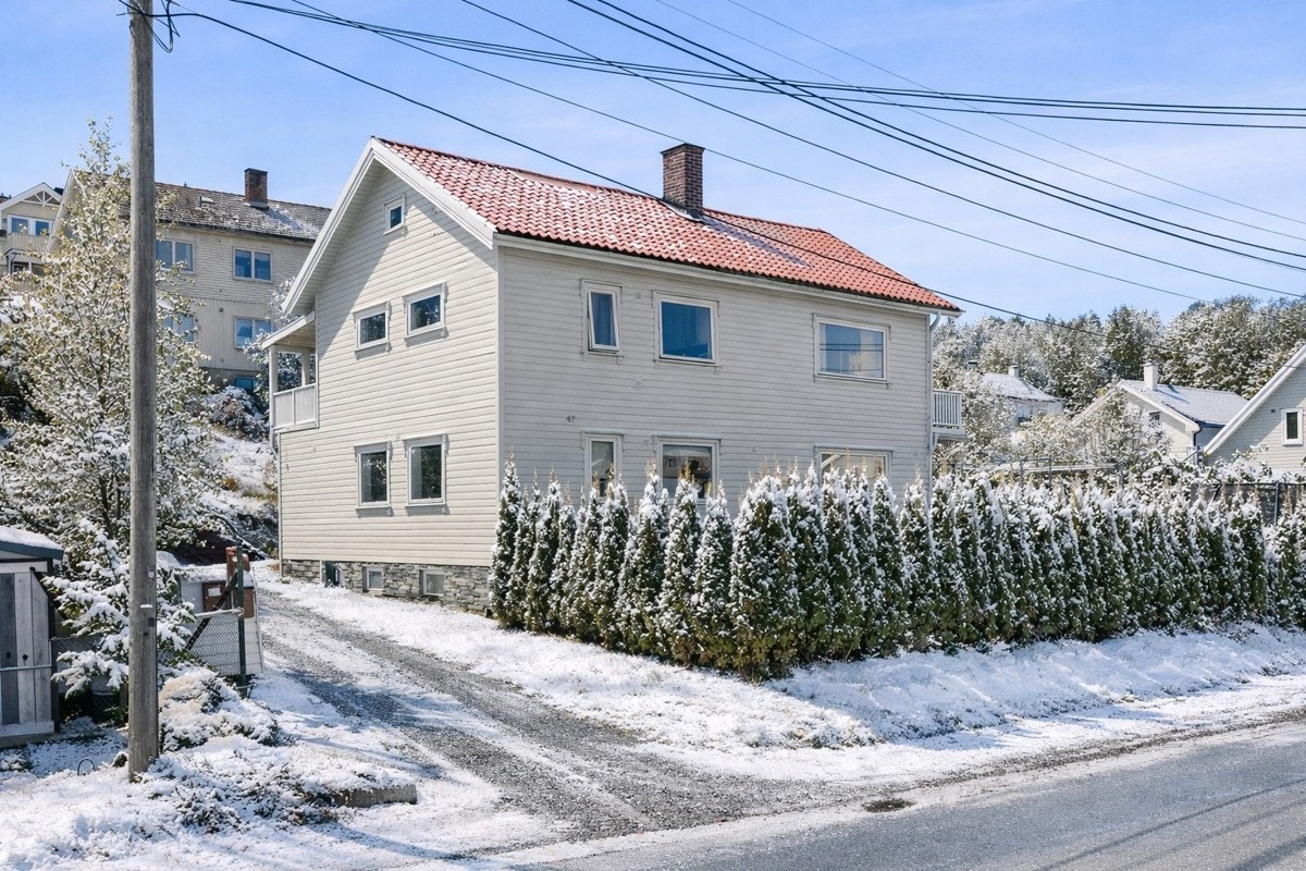 Eiendommen byr på flotte uteområder som gir rom for både avslapning og aktivitet. Galleribilde