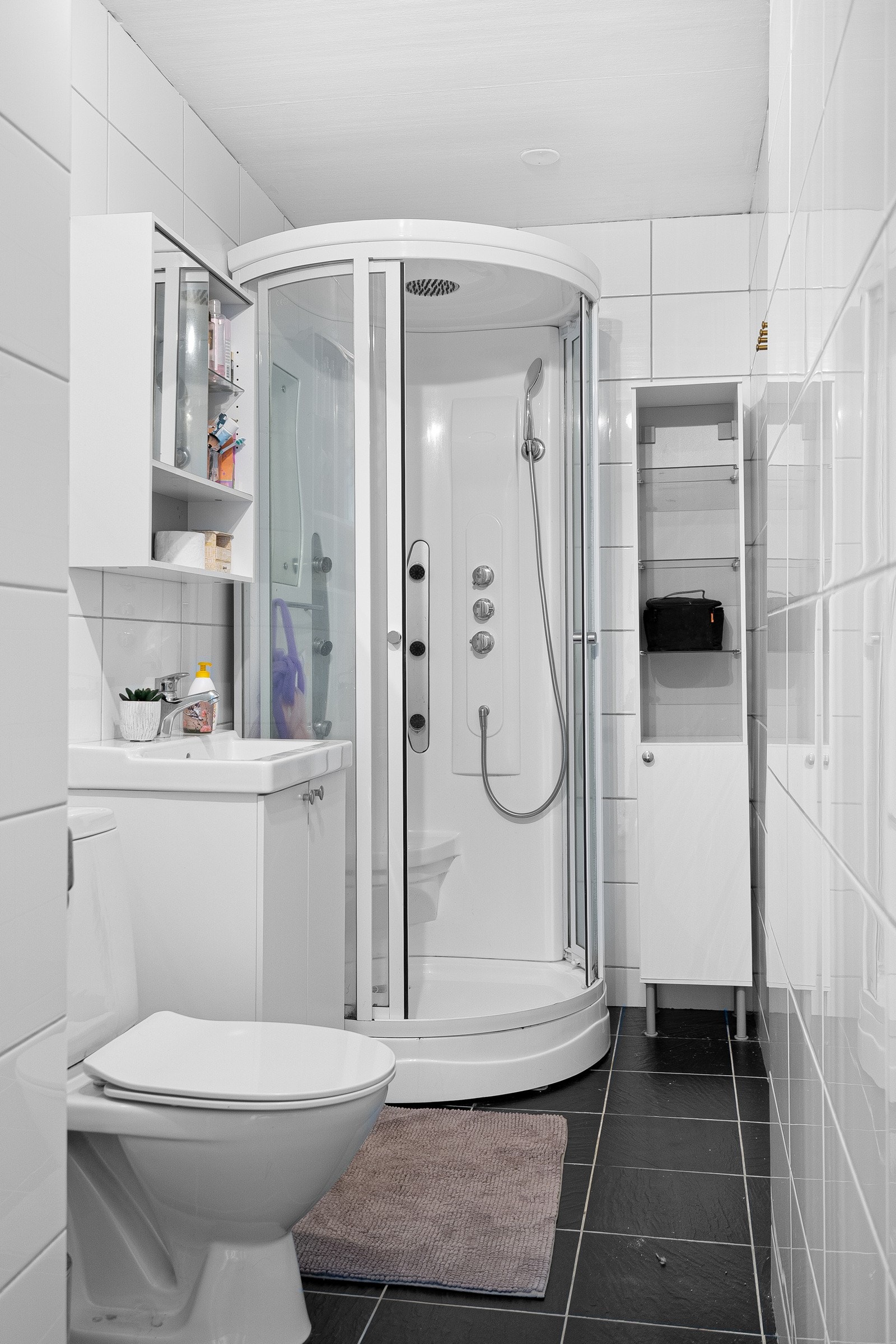 Badet i andre etasje ble pusset opp i 2011 og har et moderne, tidløst uttrykk med fliser på både gulv og vegger samt malte overflater i taket. Galleribilde