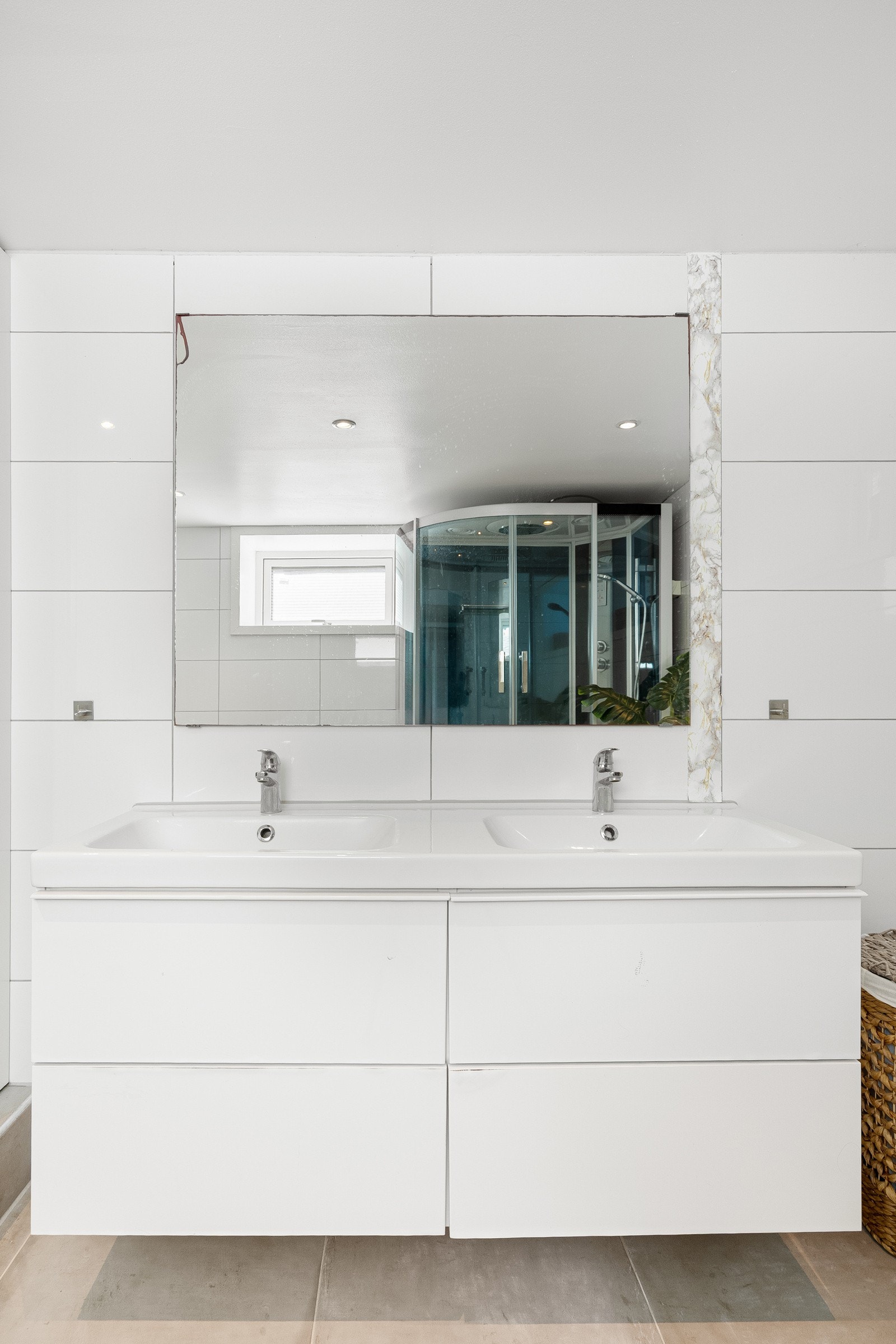 Badet ble pusset opp i 2011. En stilren baderomsinnredning med dobbel servant og fire romslige skuffer gir god oppbevaringsplass og en praktisk hverdag. Galleribilde