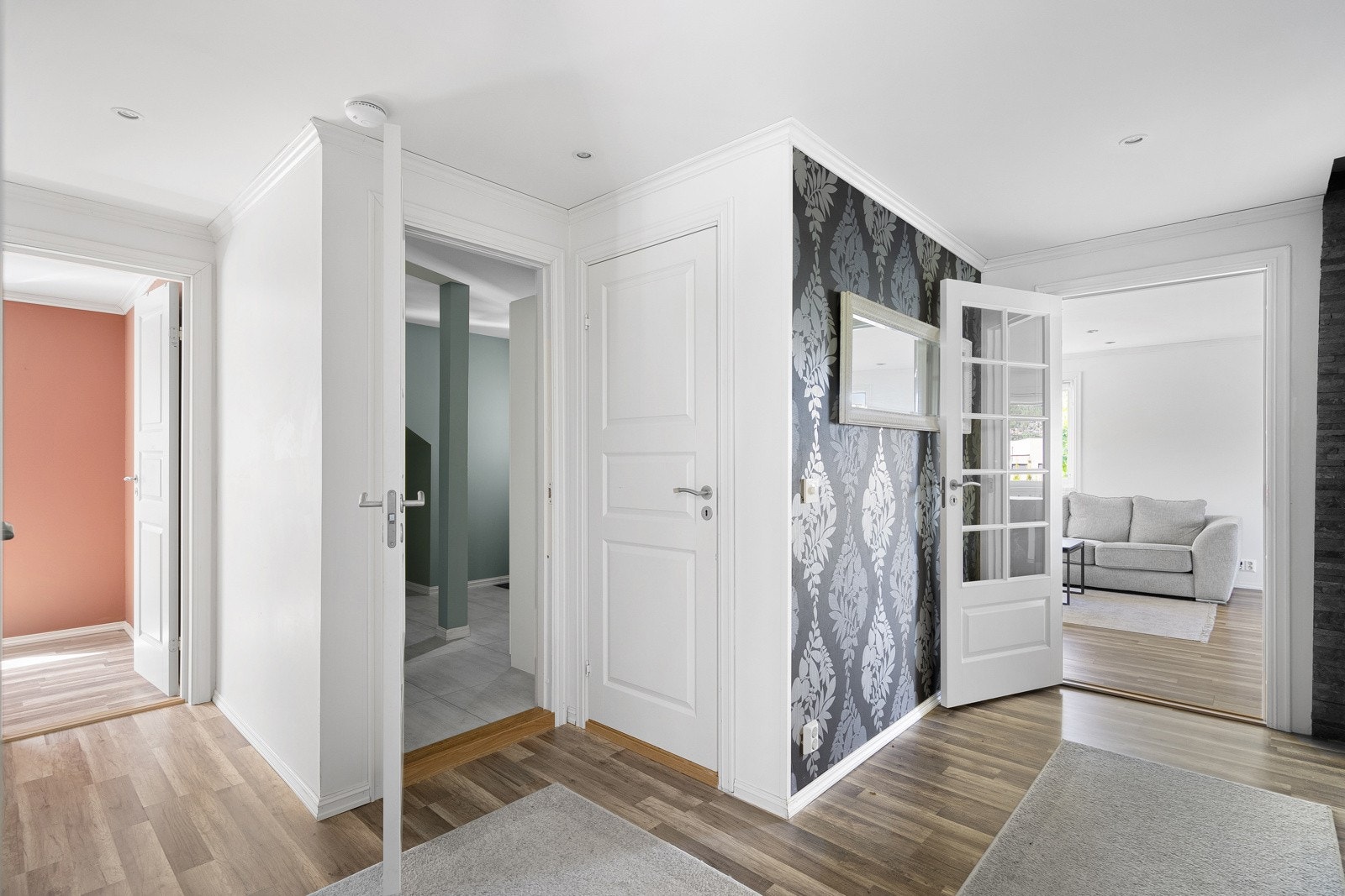 Videre inn er det en fordelergang, hvor man kan gå videre inn i stuen eller til soverommene. Galleribilde