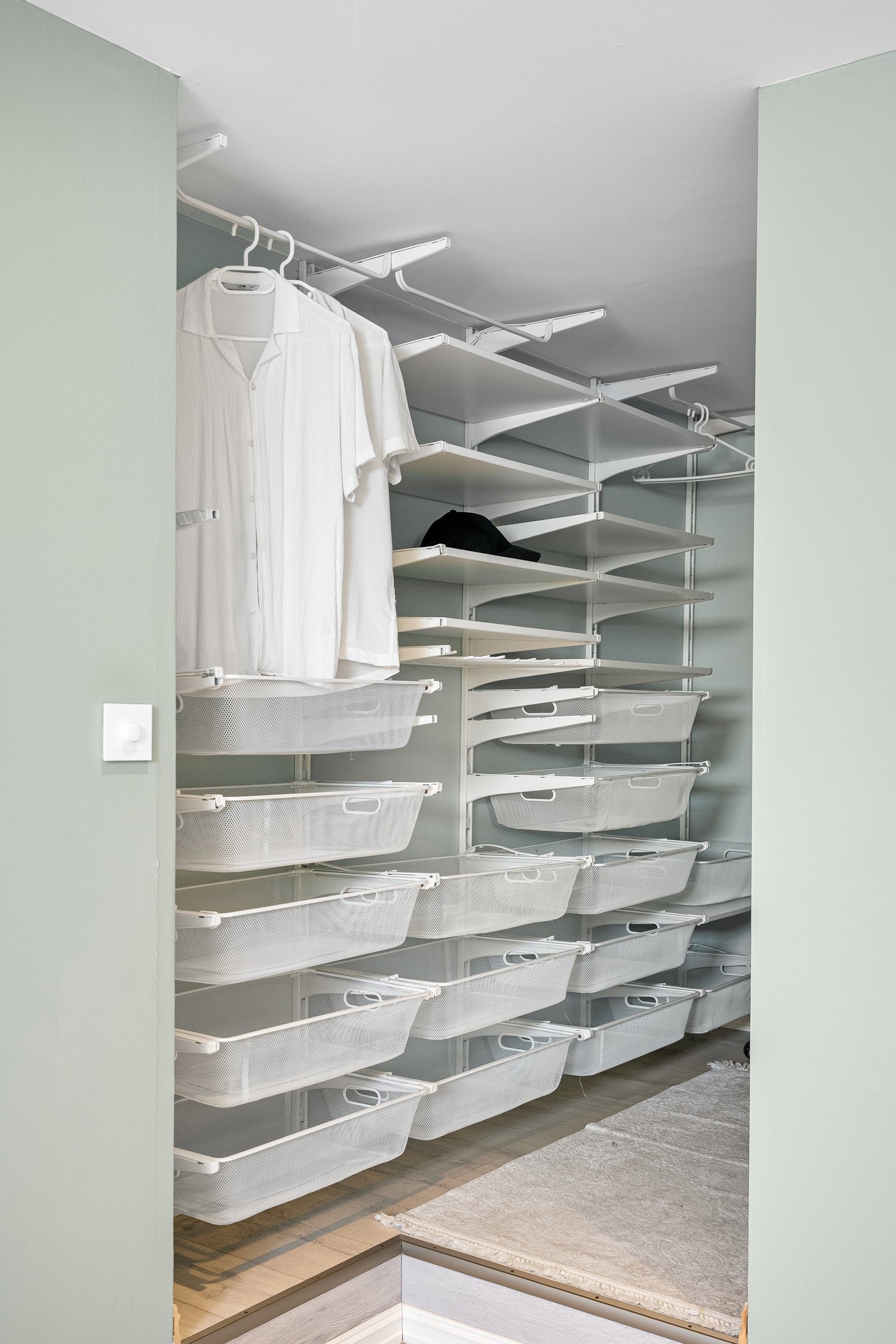 I kjellerstuen er det en liten krok hvor klærne kan gjemmes bort. Galleribilde