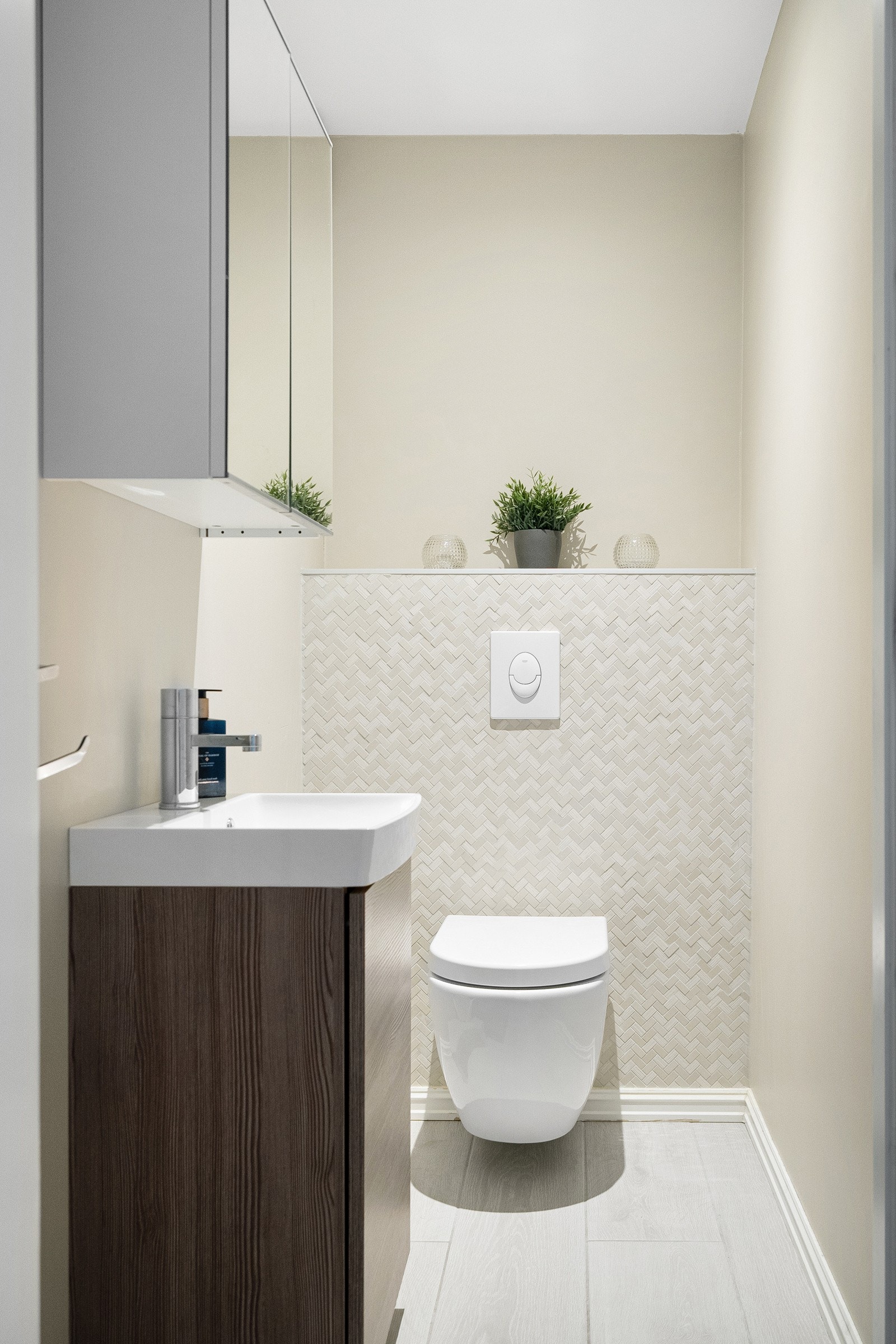 Toalettrommet i første etasje ble pusset opp i 2011 og fremstår som både funksjonelt og stilrent. Galleribilde