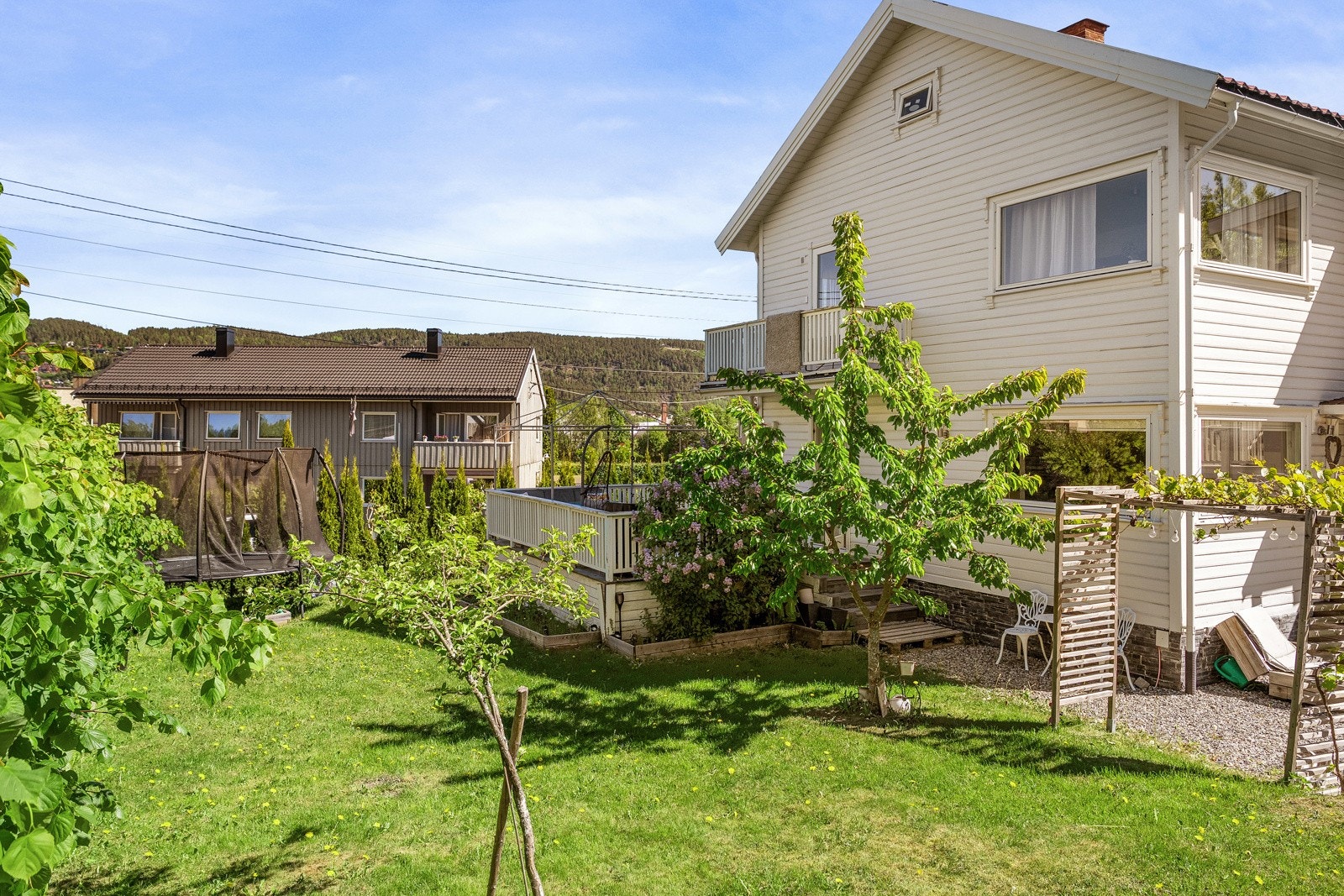 Eiendommen byr på flotte uteområder som gir rom for både avslapning og aktivitet. Galleribilde