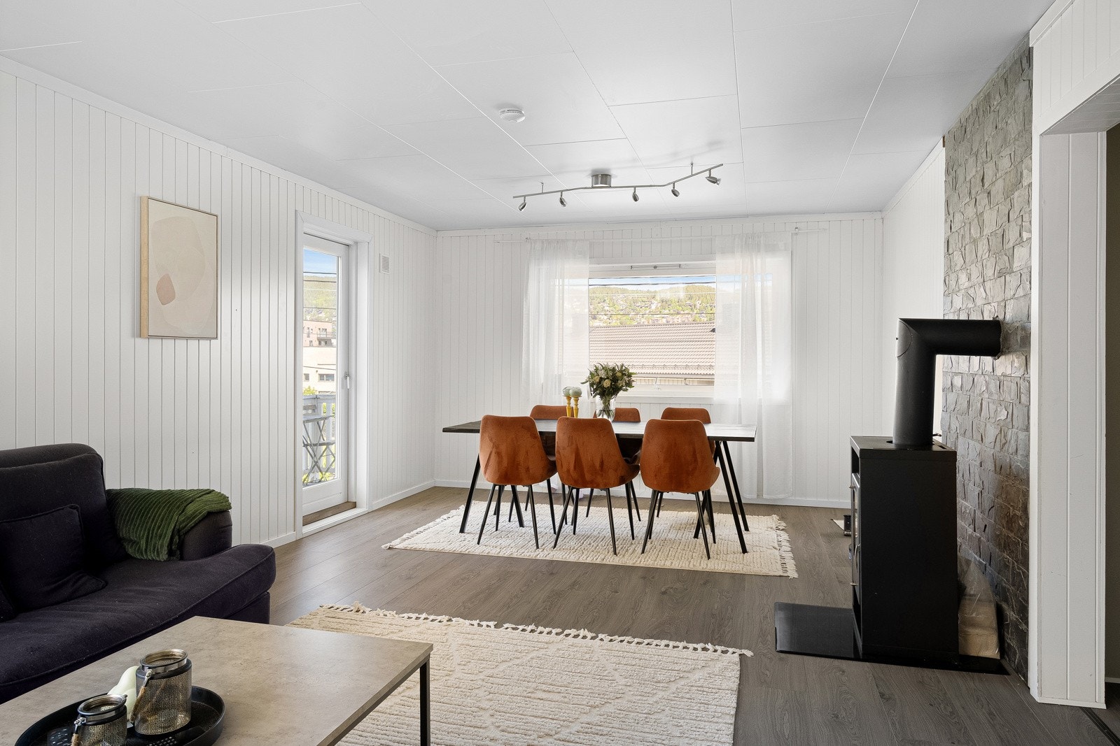 Laminatgulv og malte gipsvegger gir en nøytral og moderne base som enkelt kan tilpasses ulike innredningsstiler. Galleribilde