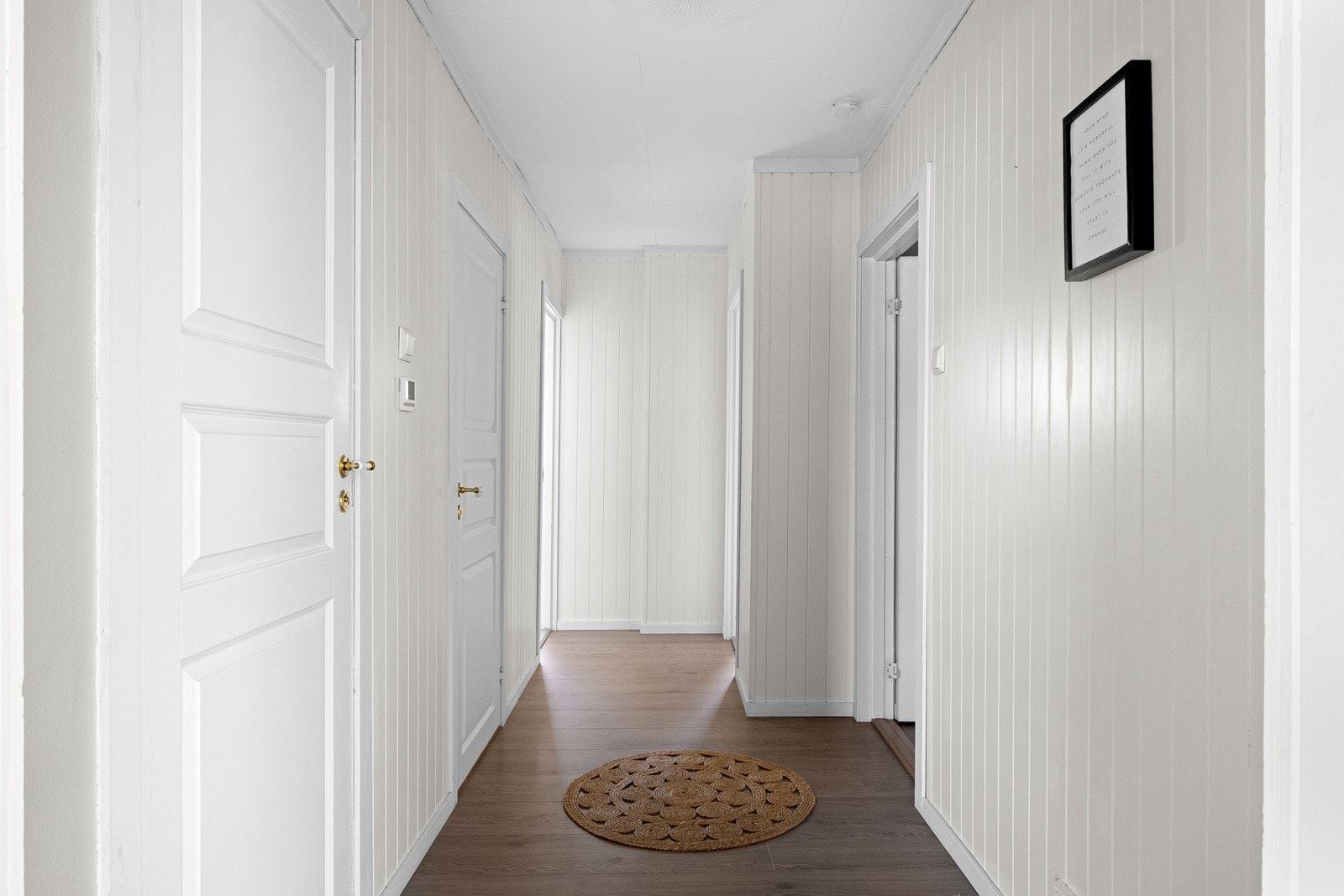 Videre inn er det en fordelergang som leder deg videre inn mot stuen. Galleribilde