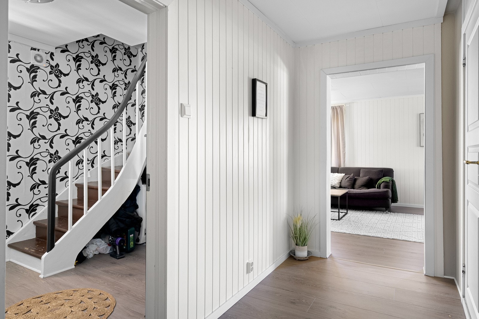 Entréen i andre etasje ønsker deg velkommen med et stilrent laminatgulv og lyse, tapetserte vegger som skaper en lun og trivelig atmosfære. Galleribilde