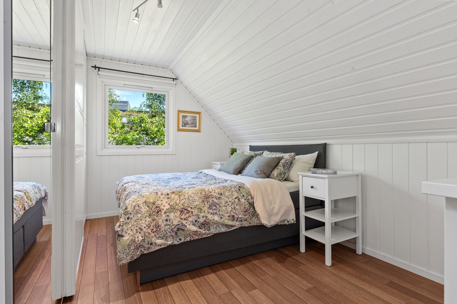 Hovedsoverommet har en romslig garderobeløsning og plass til dobbeltseng med tilhørende nattbord. Galleribilde