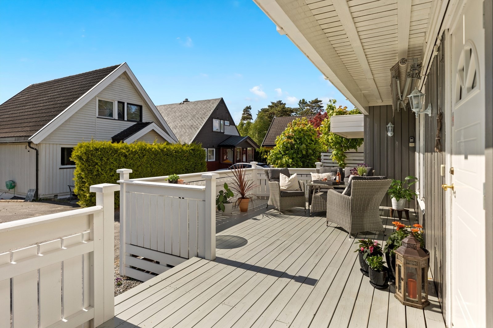 Terrassen ved inngangspartiet er romslig og har gode solforhold fra midt på dagen til solen går ned. Galleribilde
