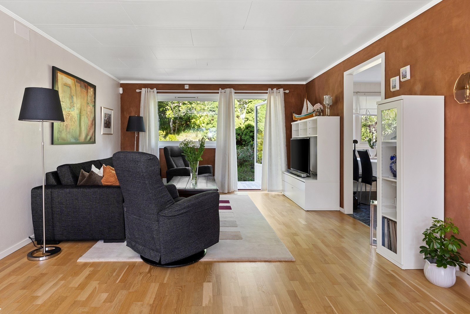 Overflatene er lyse og det er parkett på gulv. Galleribilde