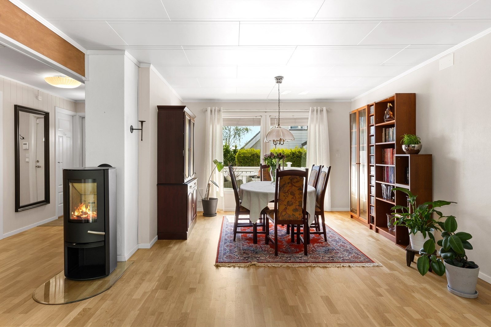 Spisebord hvor venner og familie kan samles. Galleribilde