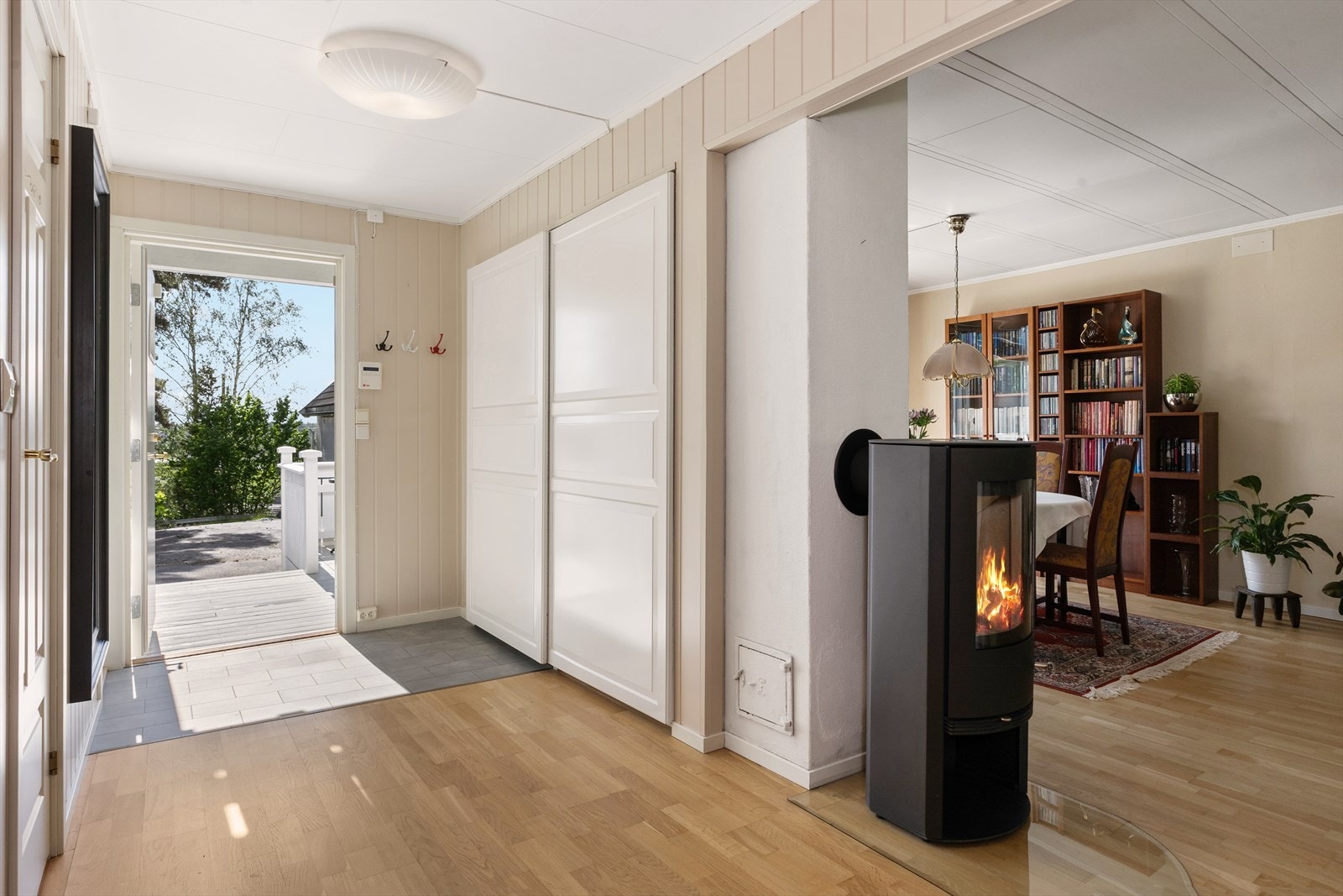 Hyggelig entré med mulighet for oppheng av yttertøy og plassering av sko. Tilgang til skyvedørsgarderobe. Galleribilde