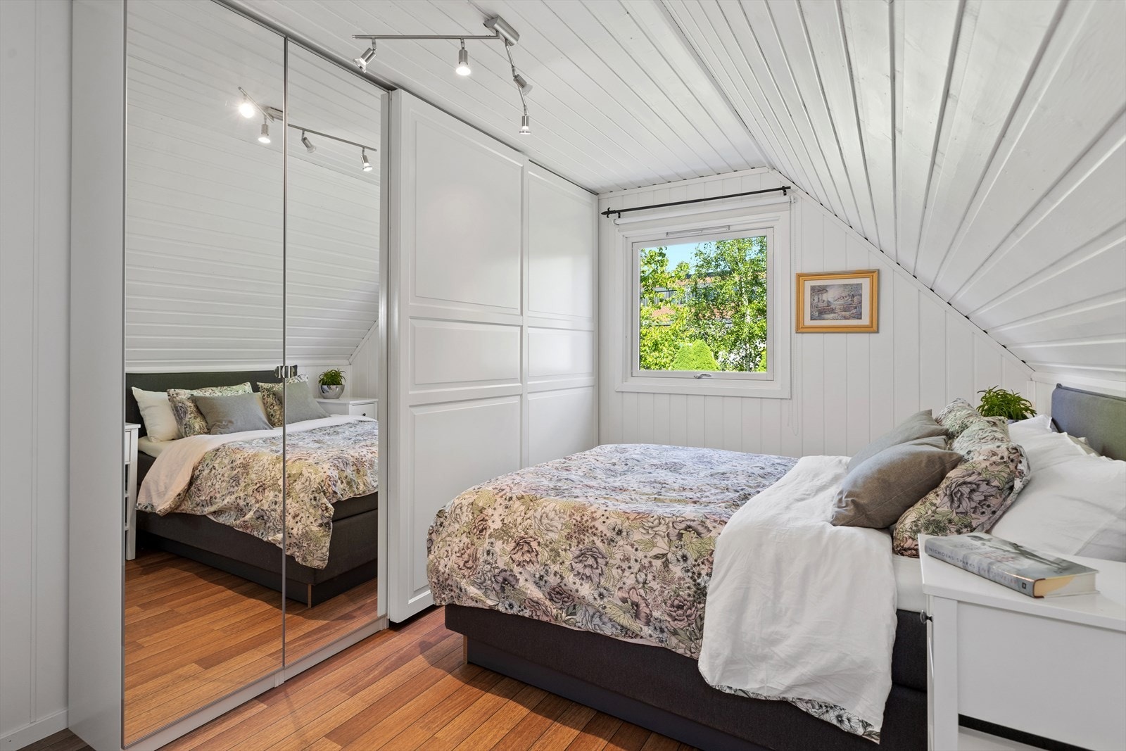 Tre soverom hvor alle framstår lyse med fine vindusflater og mye gulvplass. Galleribilde