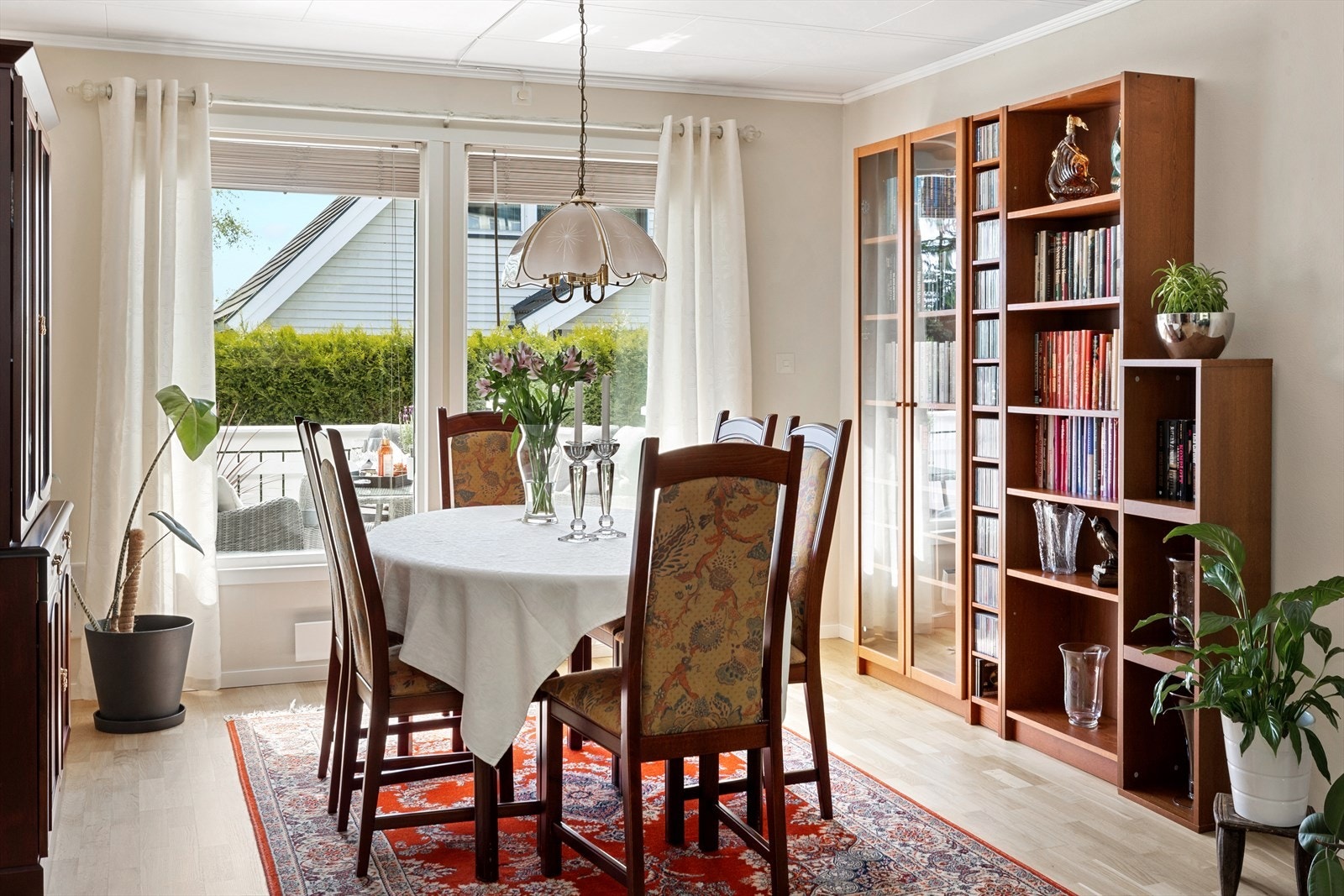 Utsyn fra spisestuen mot terrasse ved inngangsparti. Galleribilde