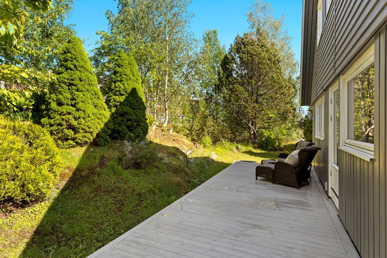 Terrassen med utgang fra stue er perfekt for morgenkaffen. Galleribilde