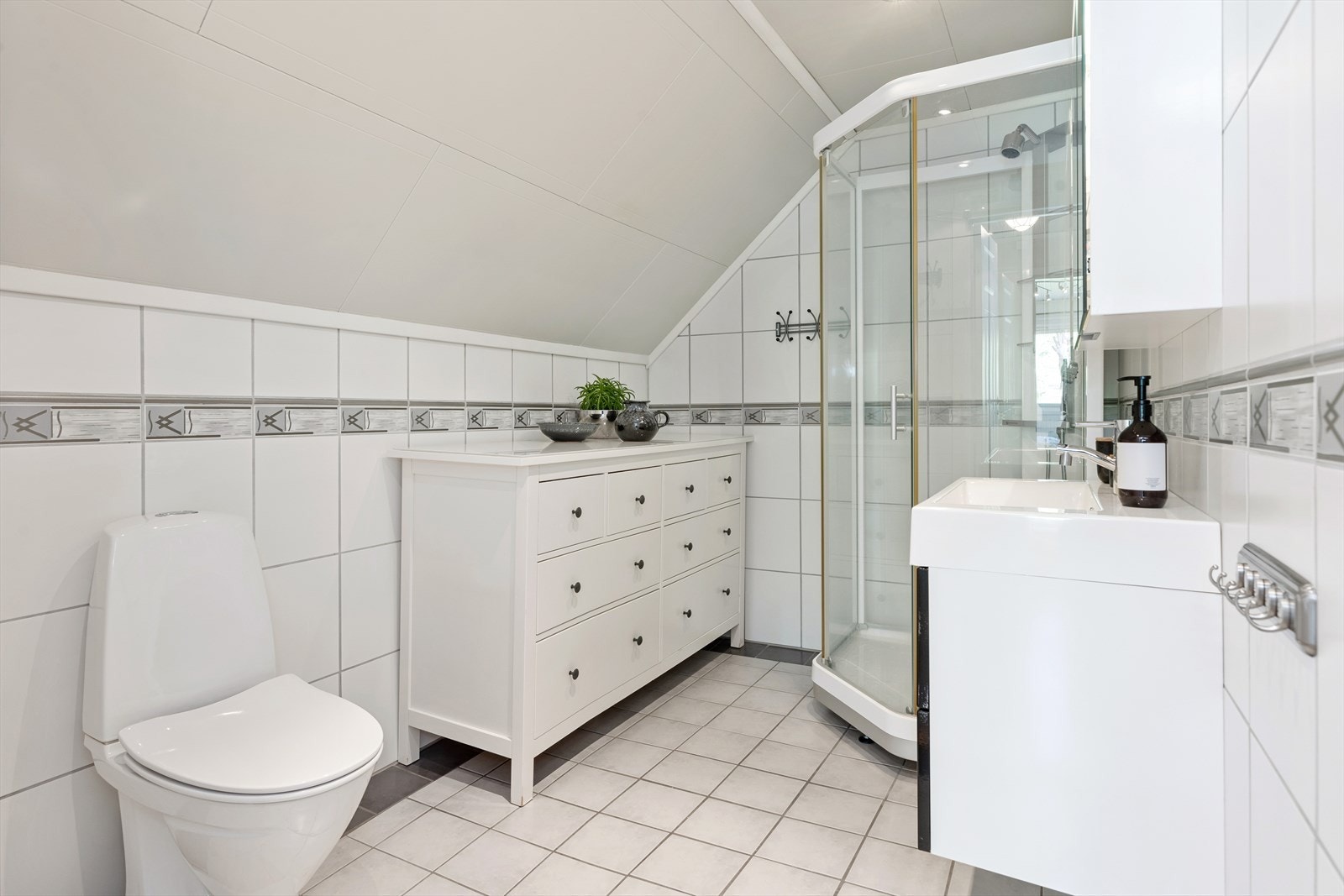 Flislagt baderom i tidløse fargetoner. Galleribilde