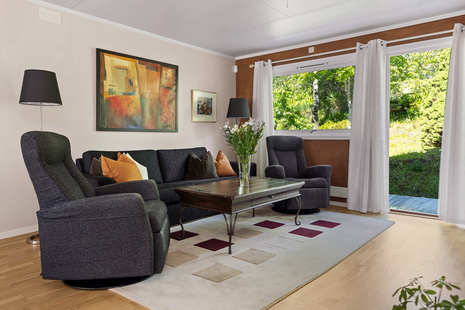 Stue og spisestue med utgang til terrasse og med gjennomgående planløsning. Galleribilde