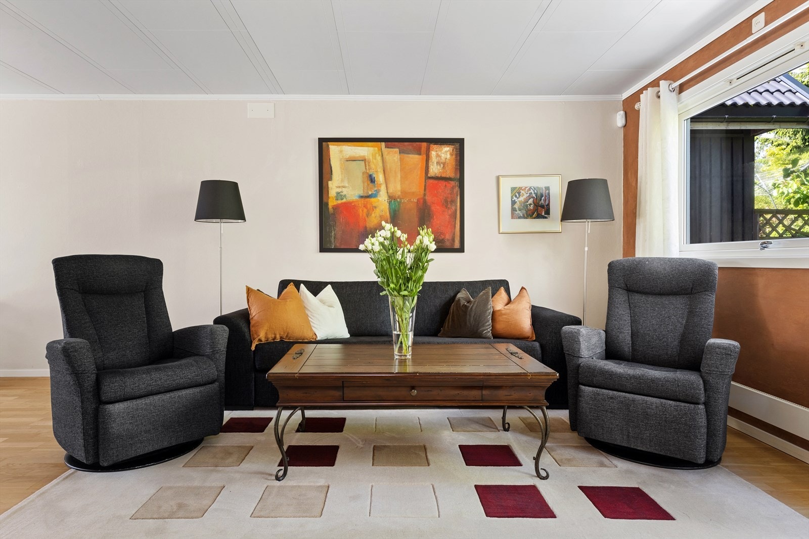 Det kan innredes på ulike måter og det er mulighet for både spisebord, sofagruppe og TV-møblement. Galleribilde