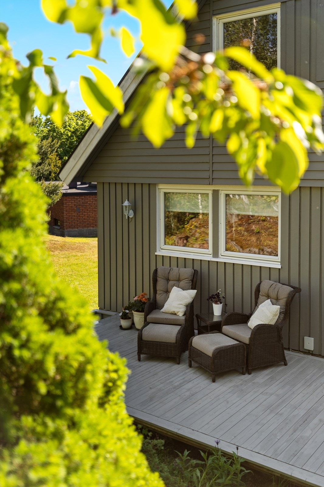 Skjermet terrasse med plass til sittegruppe. Galleribilde