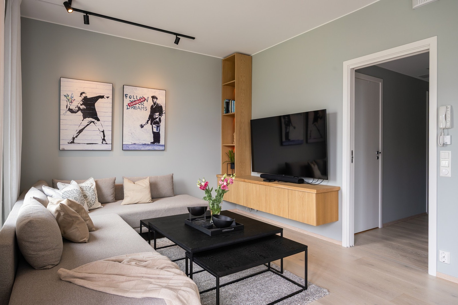 Boligen holder en gjennomgående lekker stil med moderne preg og påkostede løsninger. Galleribilde