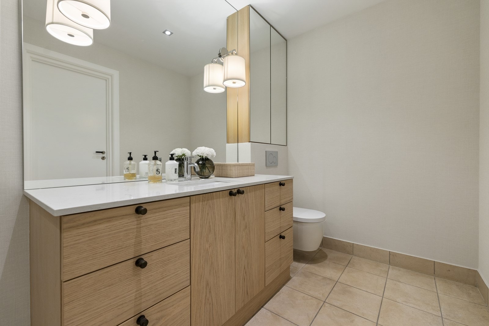 Stort speil over servanten med lamper fra Heatfield. Rikerlig med oppbevaringsplass. Galleribilde