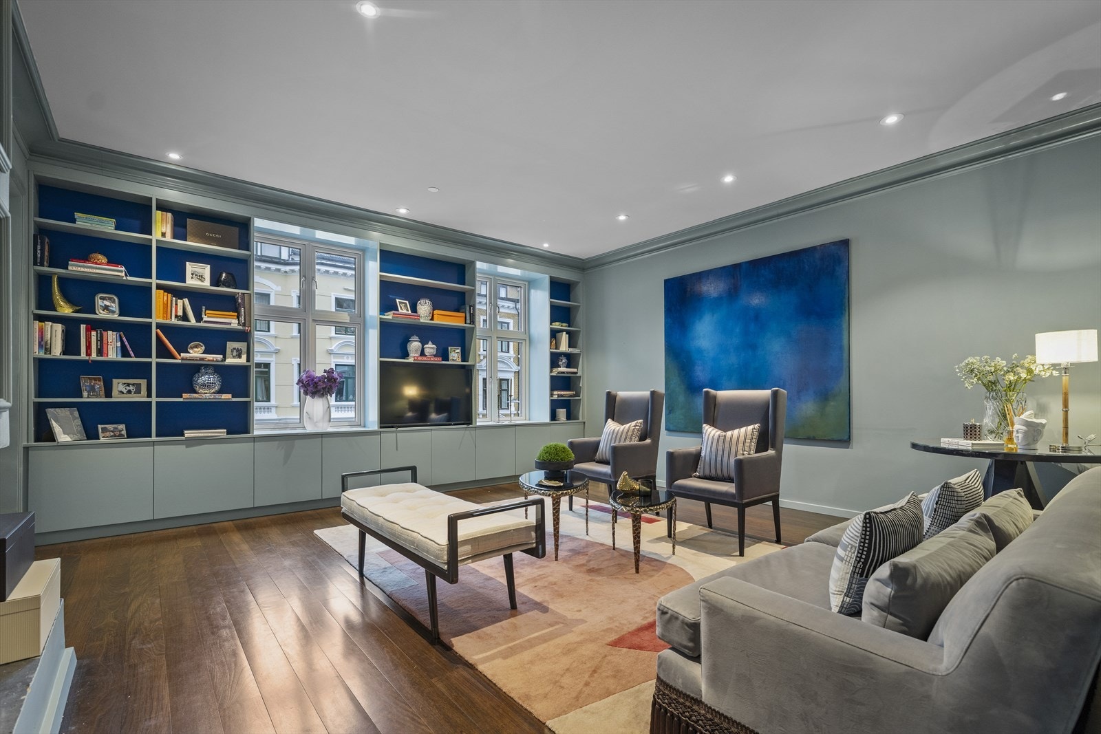 Lun og meget romslig stue med peis og plassbygde bokhyller. Galleribilde