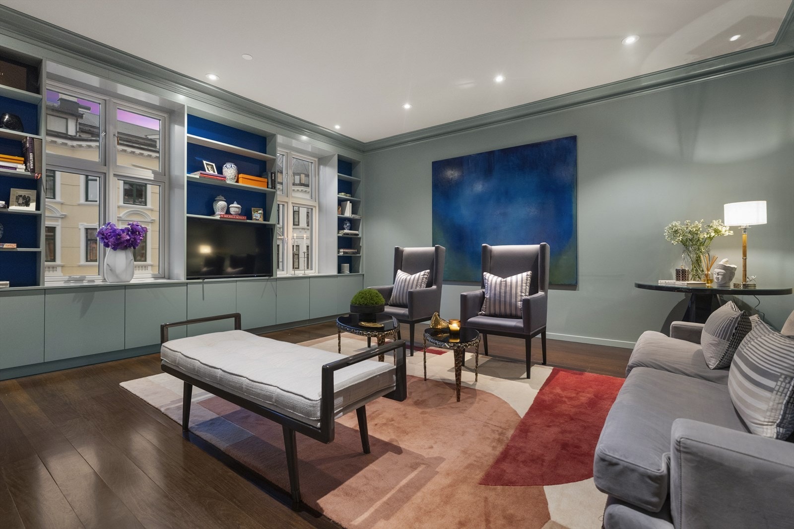 Store vindusflater i alle rom. Stuen vender mot Skovveien. Galleribilde