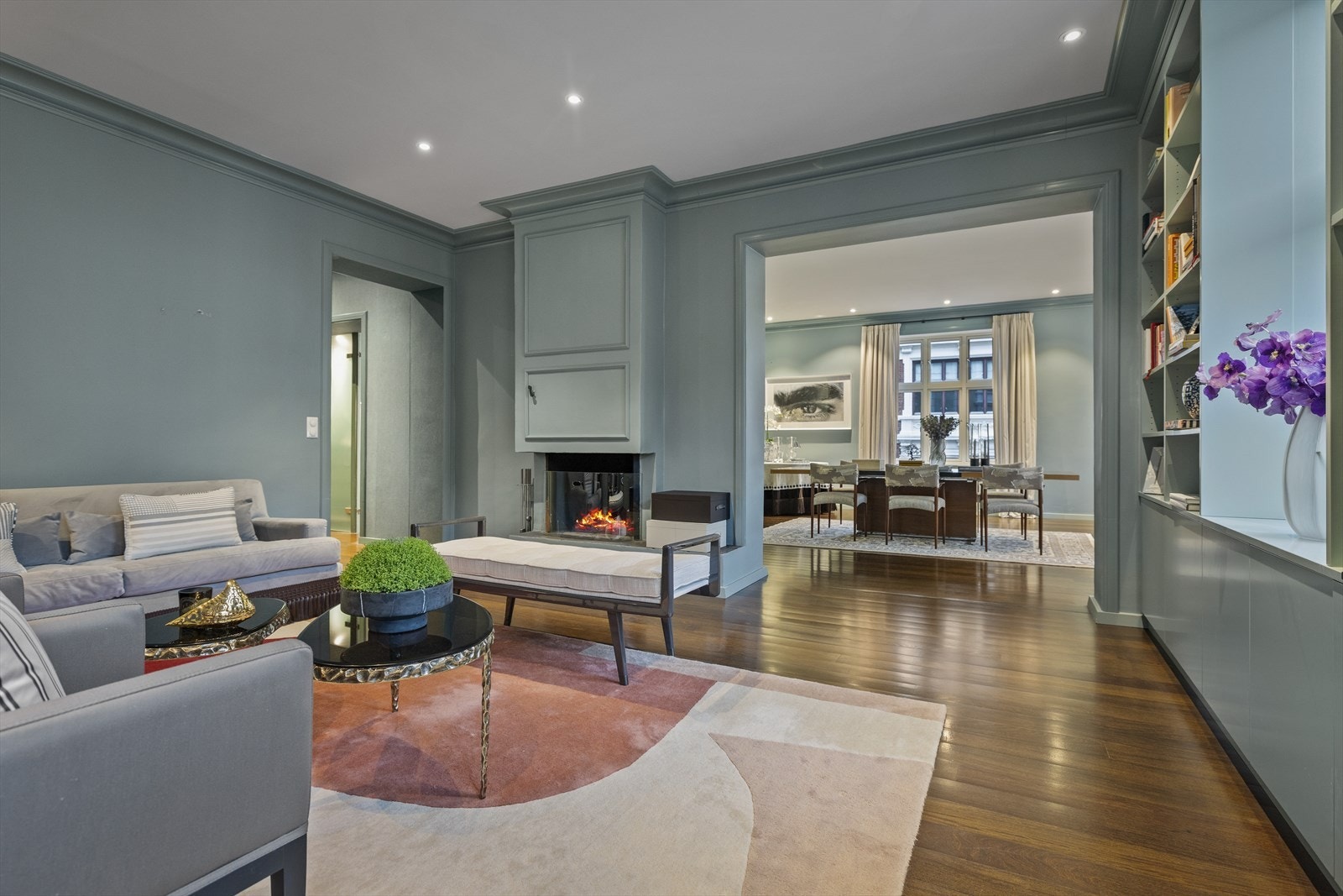 Fra stuen er det delvis åpent inn mot spisestuen. Galleribilde