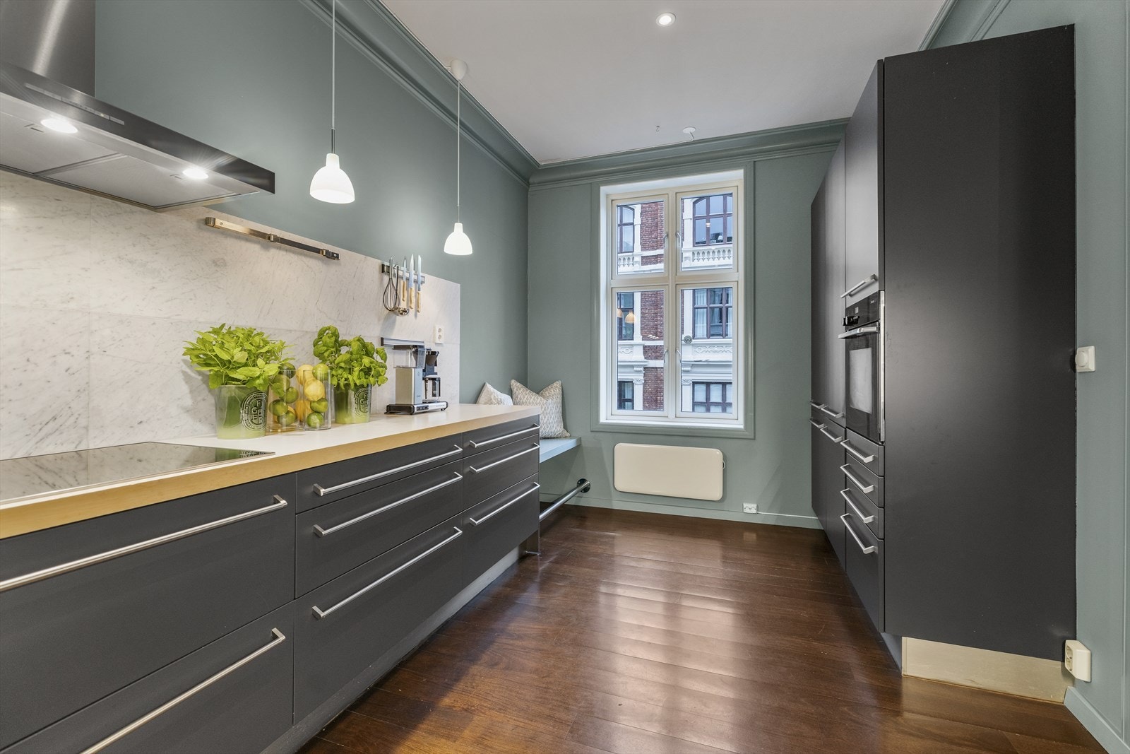 Kjøkkenet ble oppgradert i 2021 med ny sittebenk, marmor back-splash og nye hvitevarer. Galleribilde