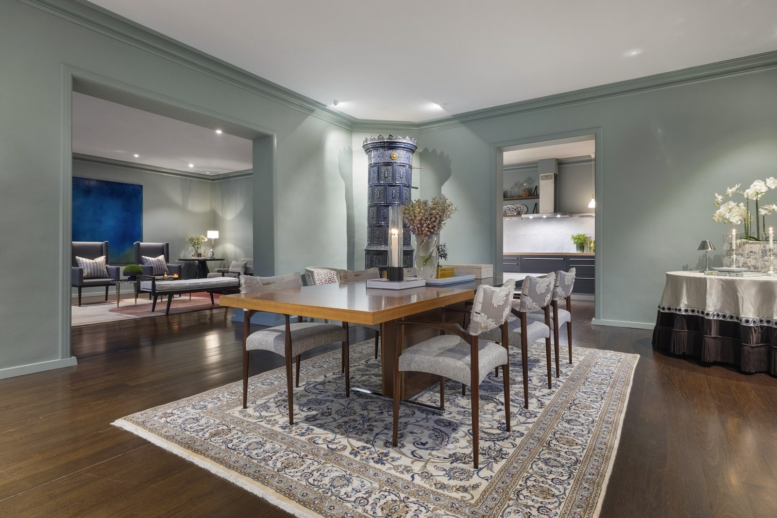 Kakkelovnen er jevnlig i bruk og gir god varme. Galleribilde