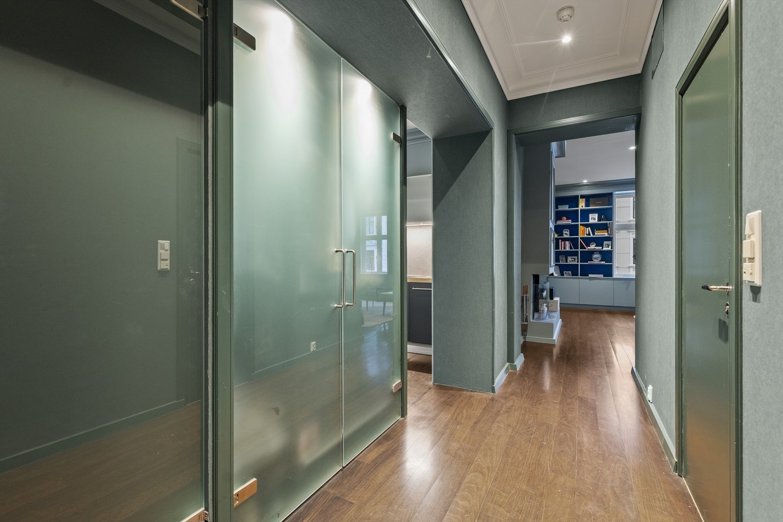 Garderobeskap med frostede dører i entré. Galleribilde