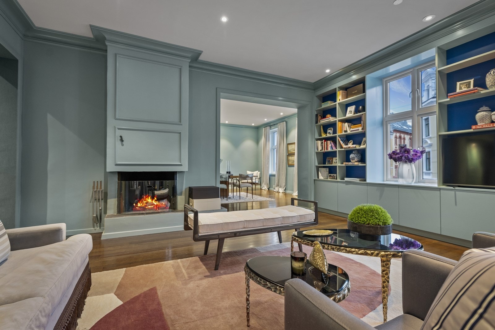 Meget romslig stue med plassbygget bokhylle. Merk at peisen ikke fungerer. Galleribilde