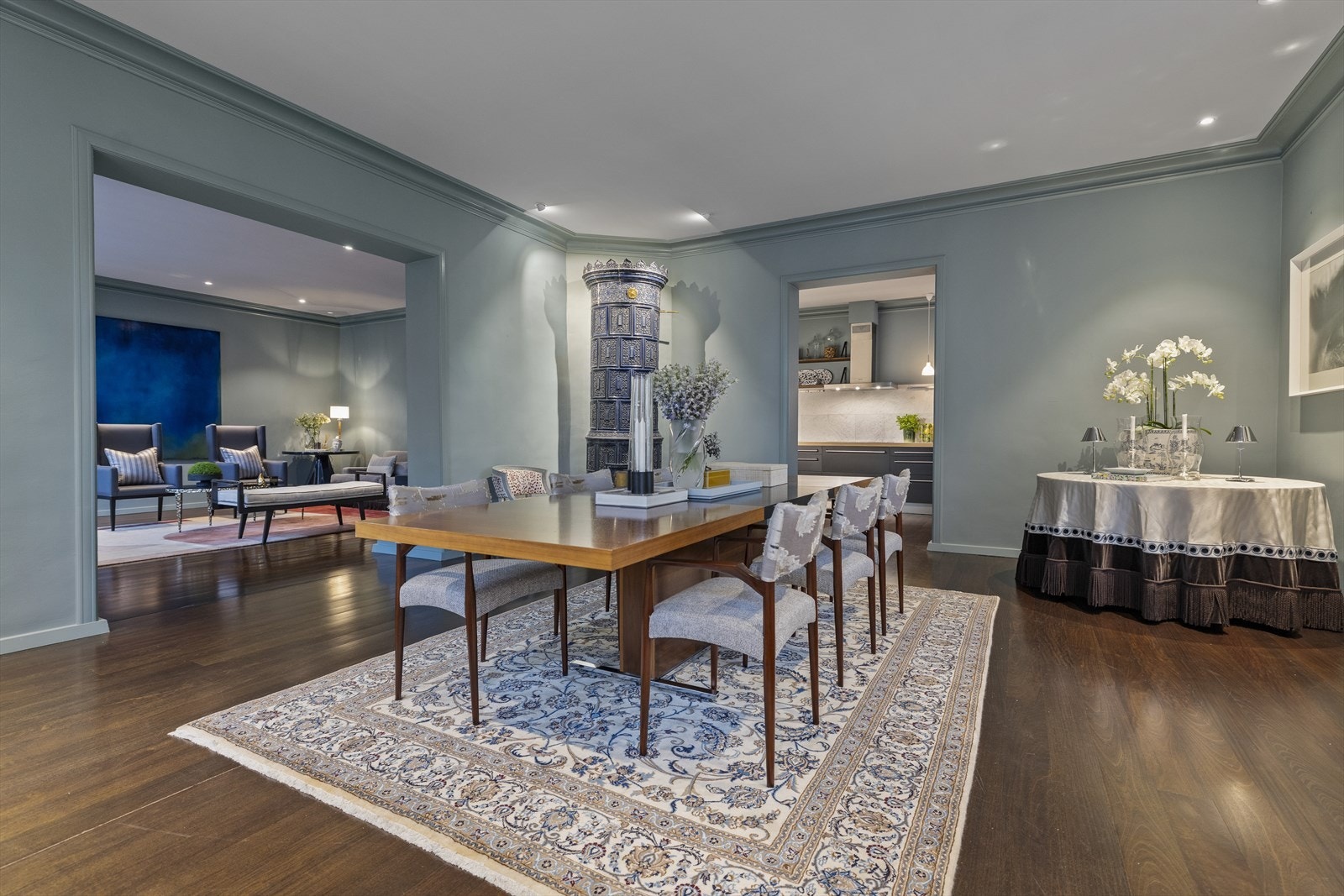 Stor spisestue med vakker kakkelovn. Galleribilde