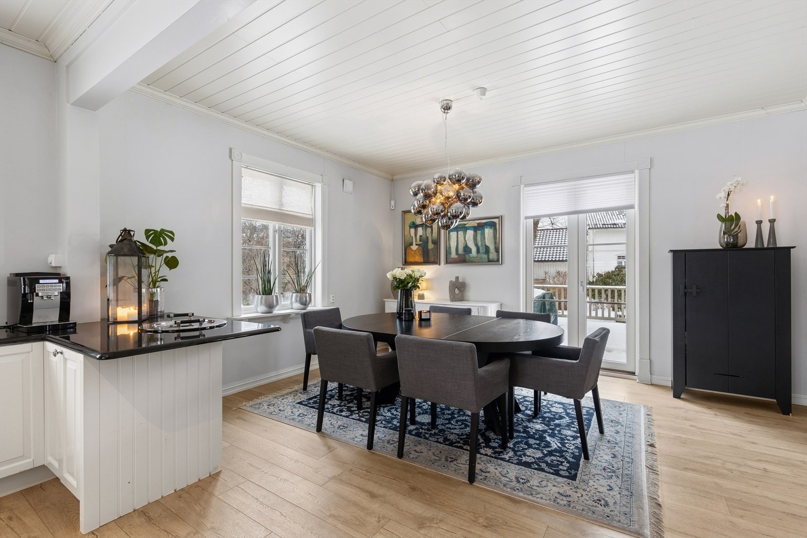 Spisegruppen kan med fordel plasseres i den naturlige sonen mot kjøkkenet, noe som skaper en god flyt og et sosialt samlingspunkt i boligen. Galleribilde