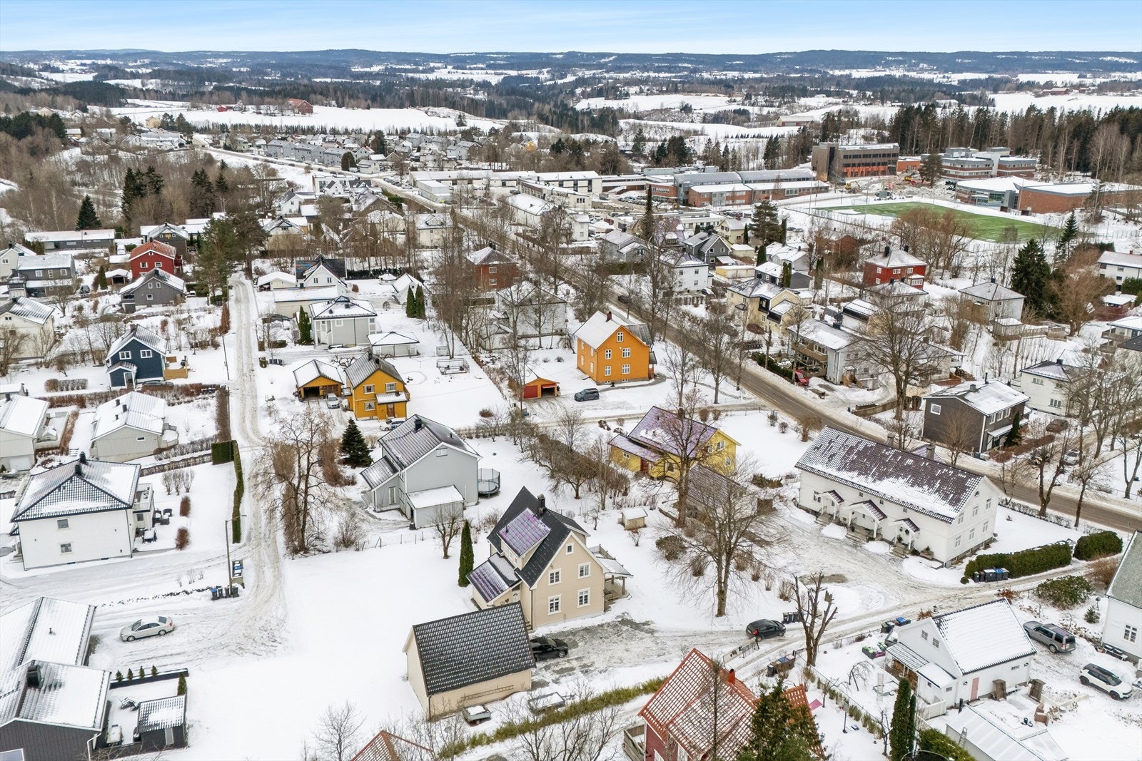Eiendommen er på hele 1.663 kvm. beliggende i et meget attraktivt boligområde med kort vei til skoler, barnehager, butikker og offentlig kommunikasjon. Galleribilde