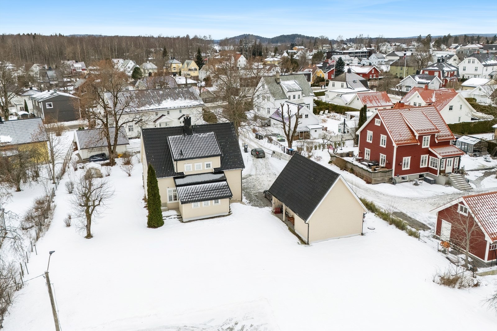 Eiendommen er på hele 1.663 kvm. beliggende i et meget attraktivt boligområde med kort vei til skoler, barnehager, butikker og offentlig kommunikasjon. Galleribilde