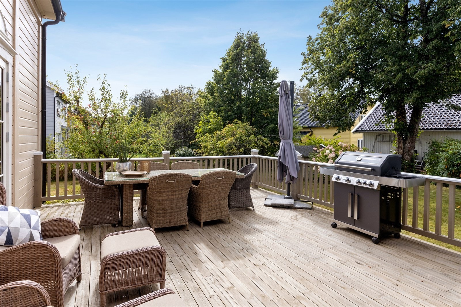 Bilder tatt sommer 2025 - På terrassen er det god plass til å grille og kose seg. Galleribilde