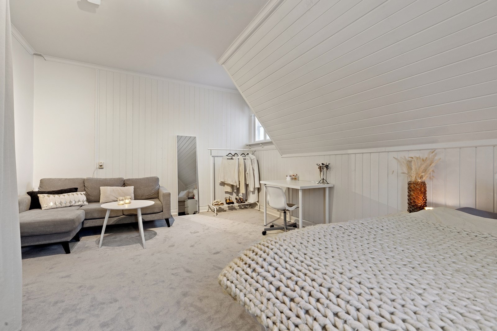 Det ene soverommet er i dag innredet som en ungdomsavdeling, med skrivepult, seng og sofagruppe. Galleribilde