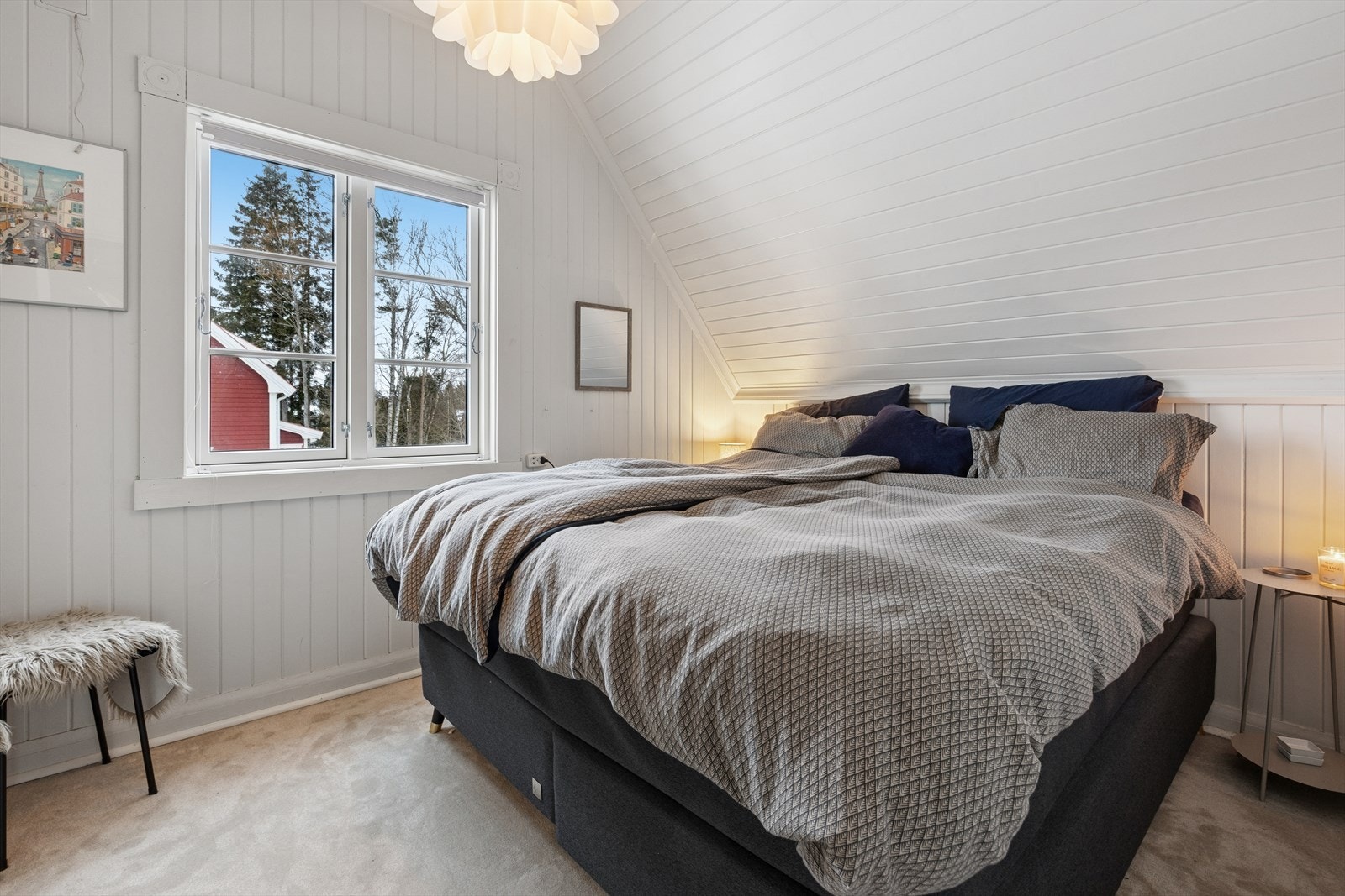 Fire soverom er samlet i øverste etasje - praktisk og familievennlig. Galleribilde