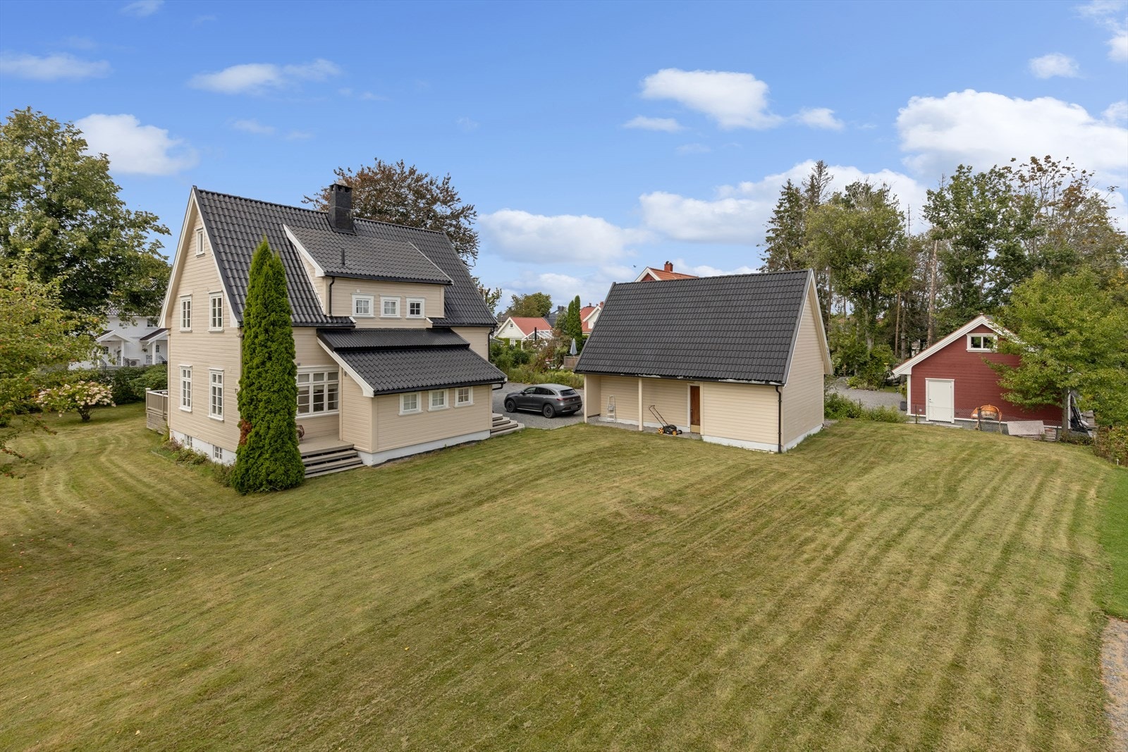 Bilder tatt sommer 2025 - Stor, fin hage med god plass til trampoline, fotballmål eller drivhus. Galleribilde