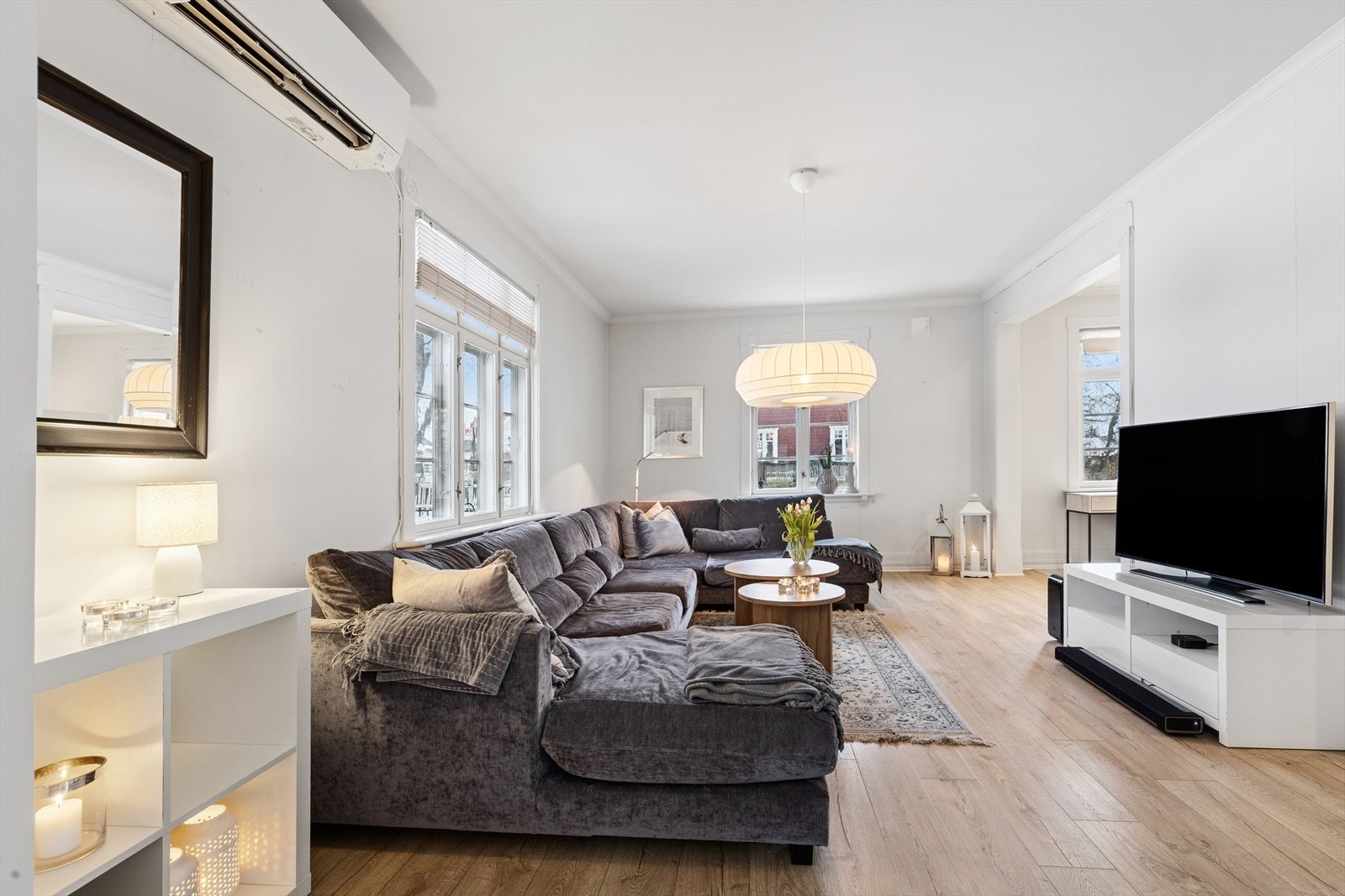 Oppholdsrommets gode utforming gir fleksible muligheter for naturlig soneinndeling. Galleribilde