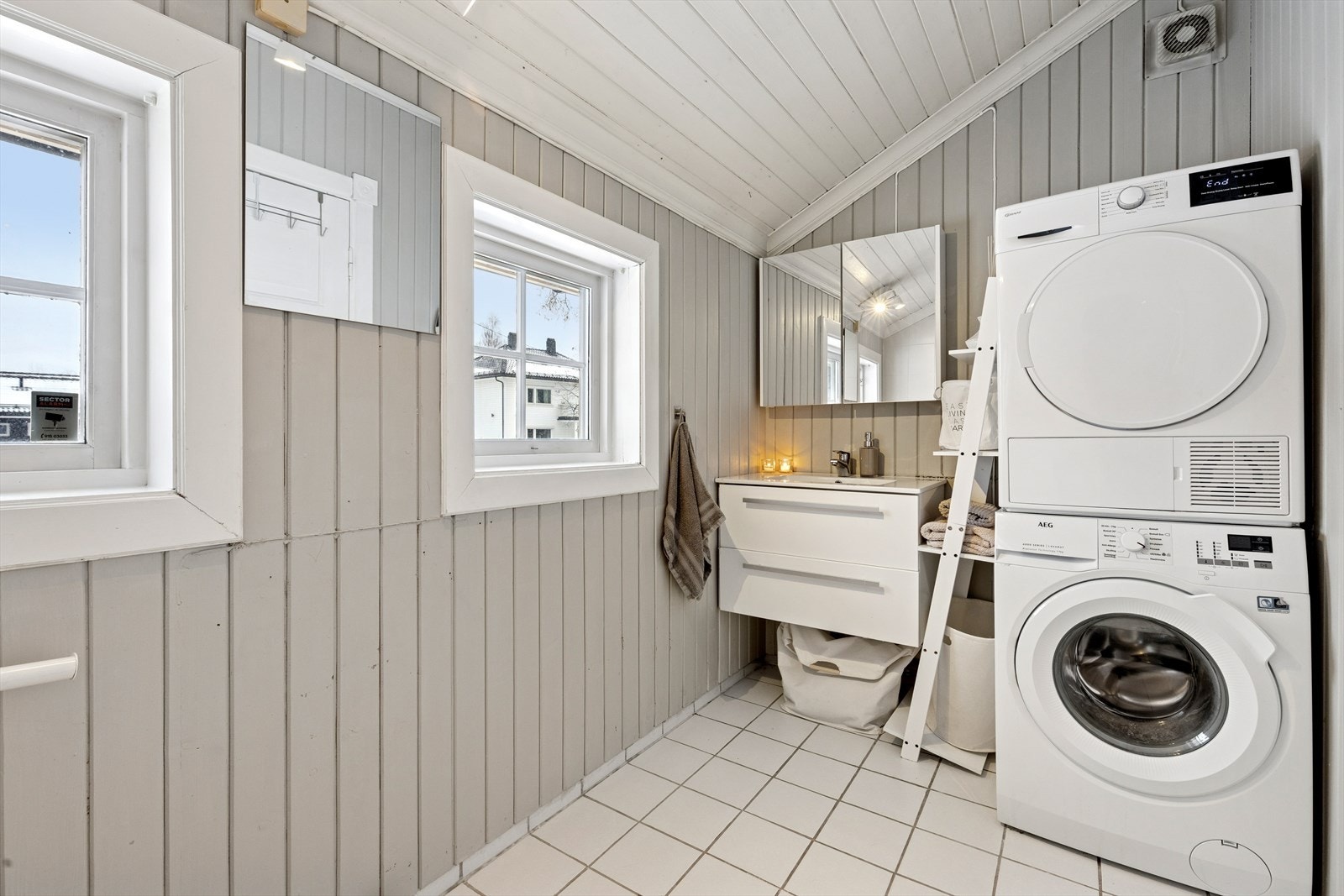 Rommet er innredet med servantskap med nedfelt servant, og har opplegg for vaskemaskin. Galleribilde