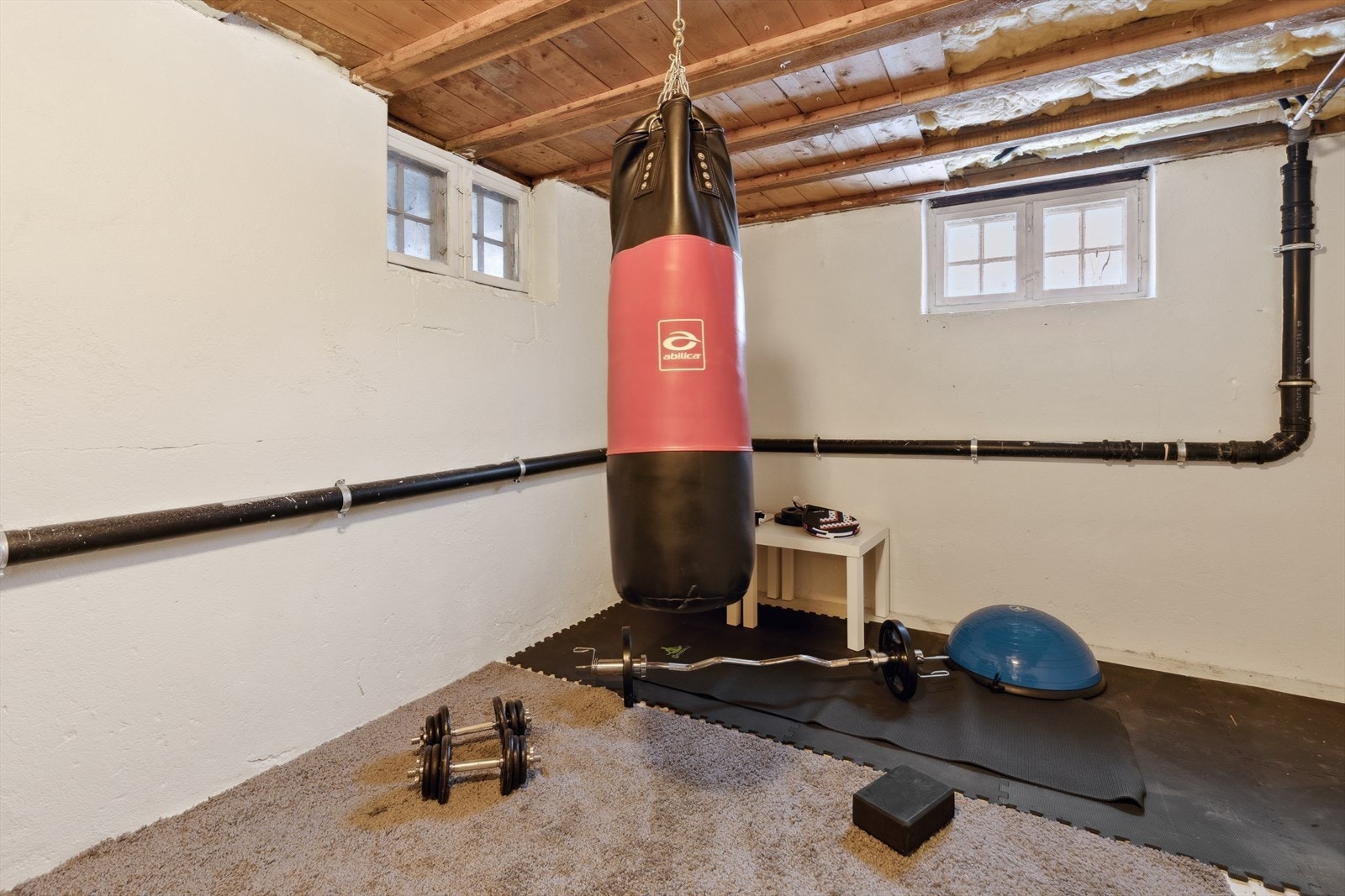 Det ene kjellerrommet er i dag benyttet som treningsrom. Det gjøres oppmerksom på at rommet ikke er godkjent til varig opphold pga. rømningsvei. Galleribilde